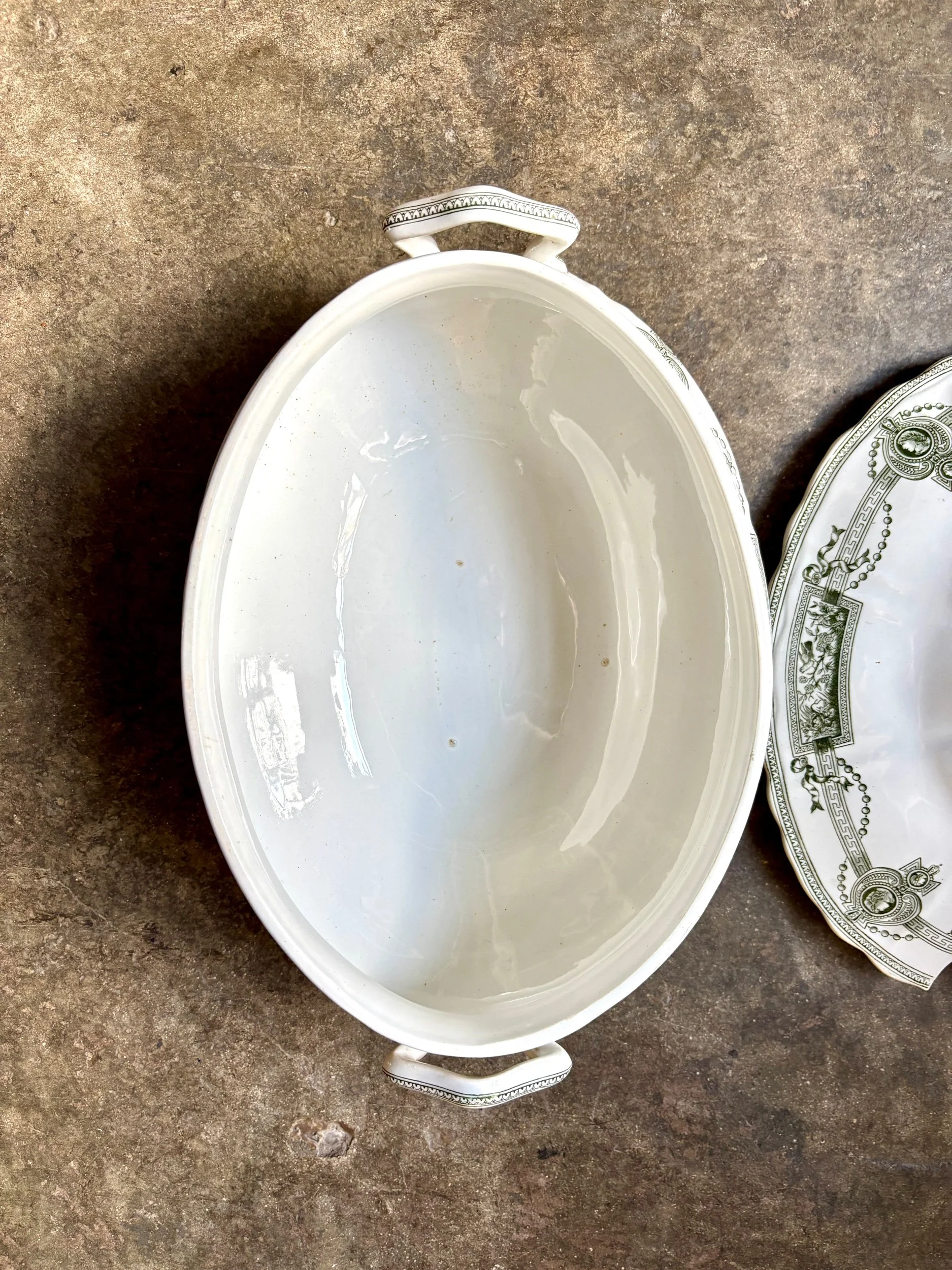 grande-soupiere-terre-de-fer-st-amand-hamage-medaillon-blanc-vert-vaisselle-vintage-axs-design-paris-france
