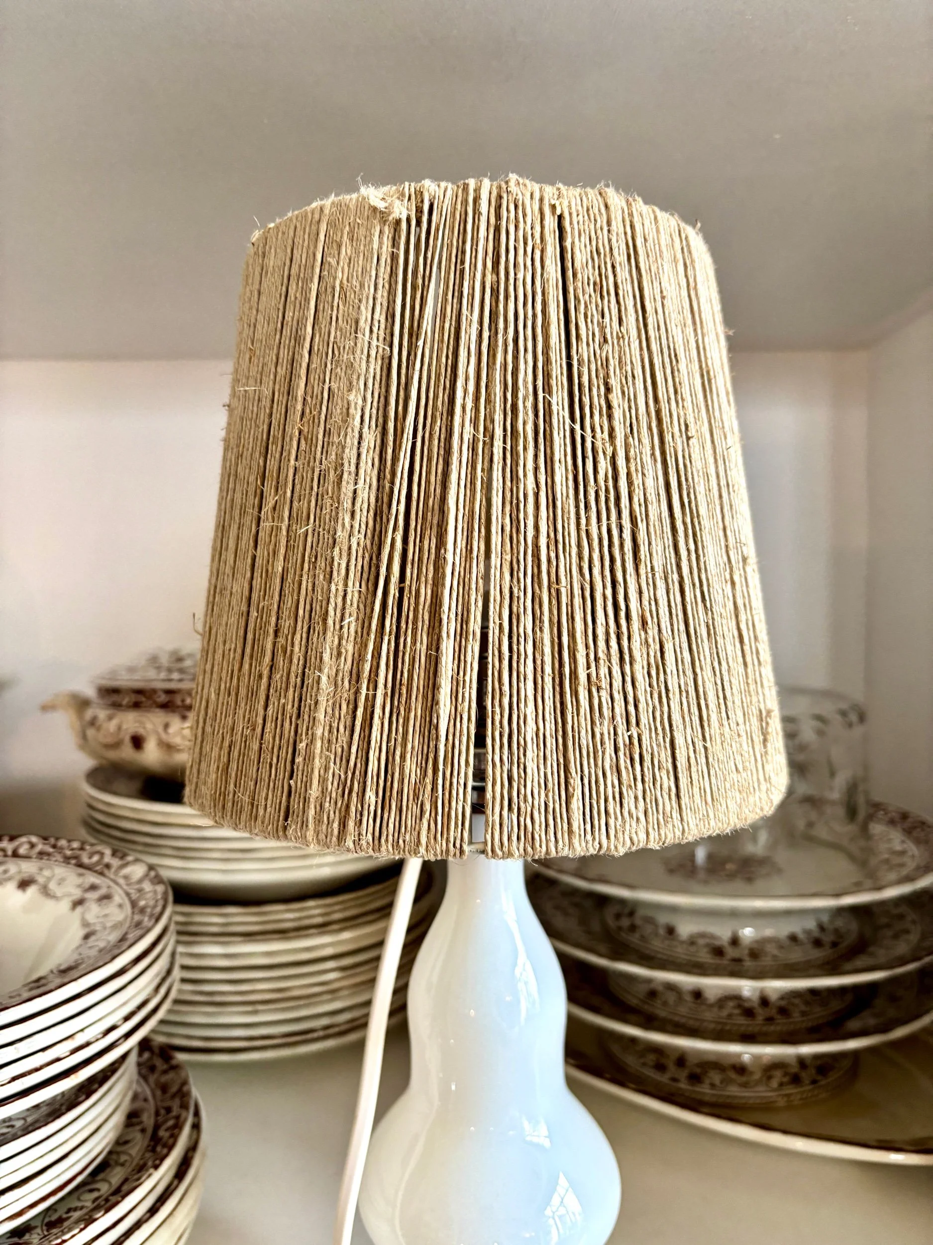 lampe-table-opaline-blanc-sevres-lin-beige-luminaire-vintage-axs-design-paris-france