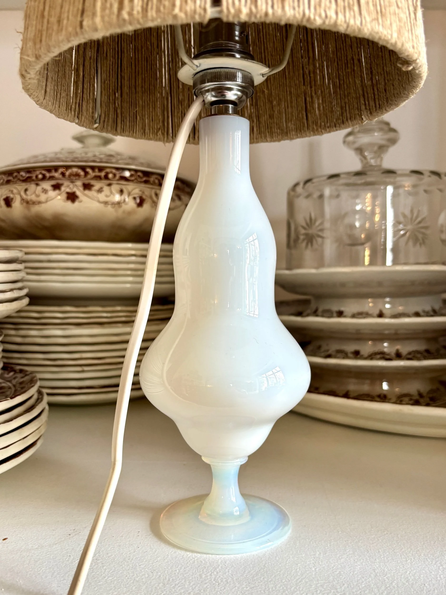 lampe-table-opaline-blanc-sevres-lin-beige-luminaire-vintage-axs-design-paris-france