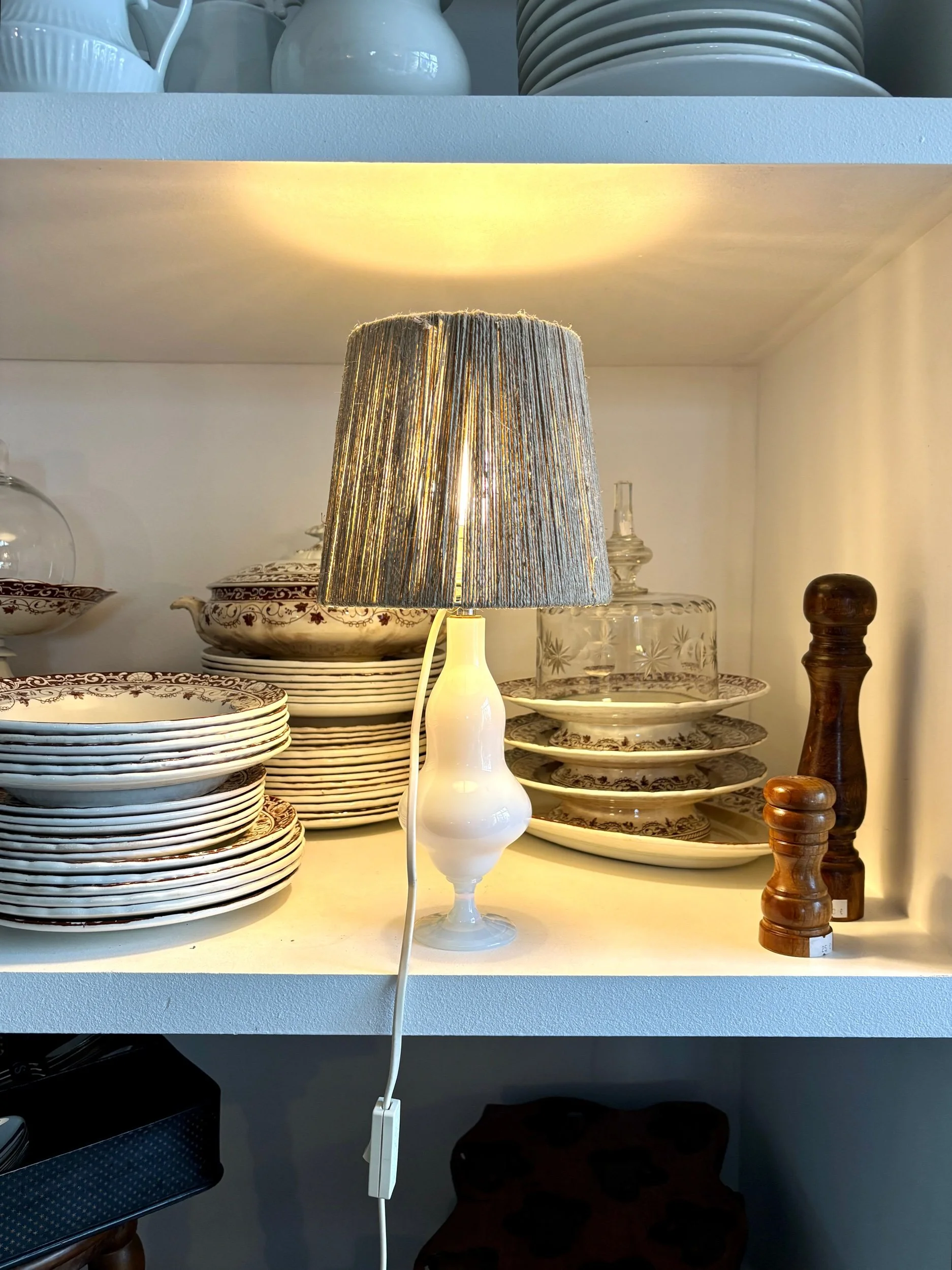 lampe-table-opaline-blanc-sevres-lin-beige-luminaire-vintage-axs-design-paris-france