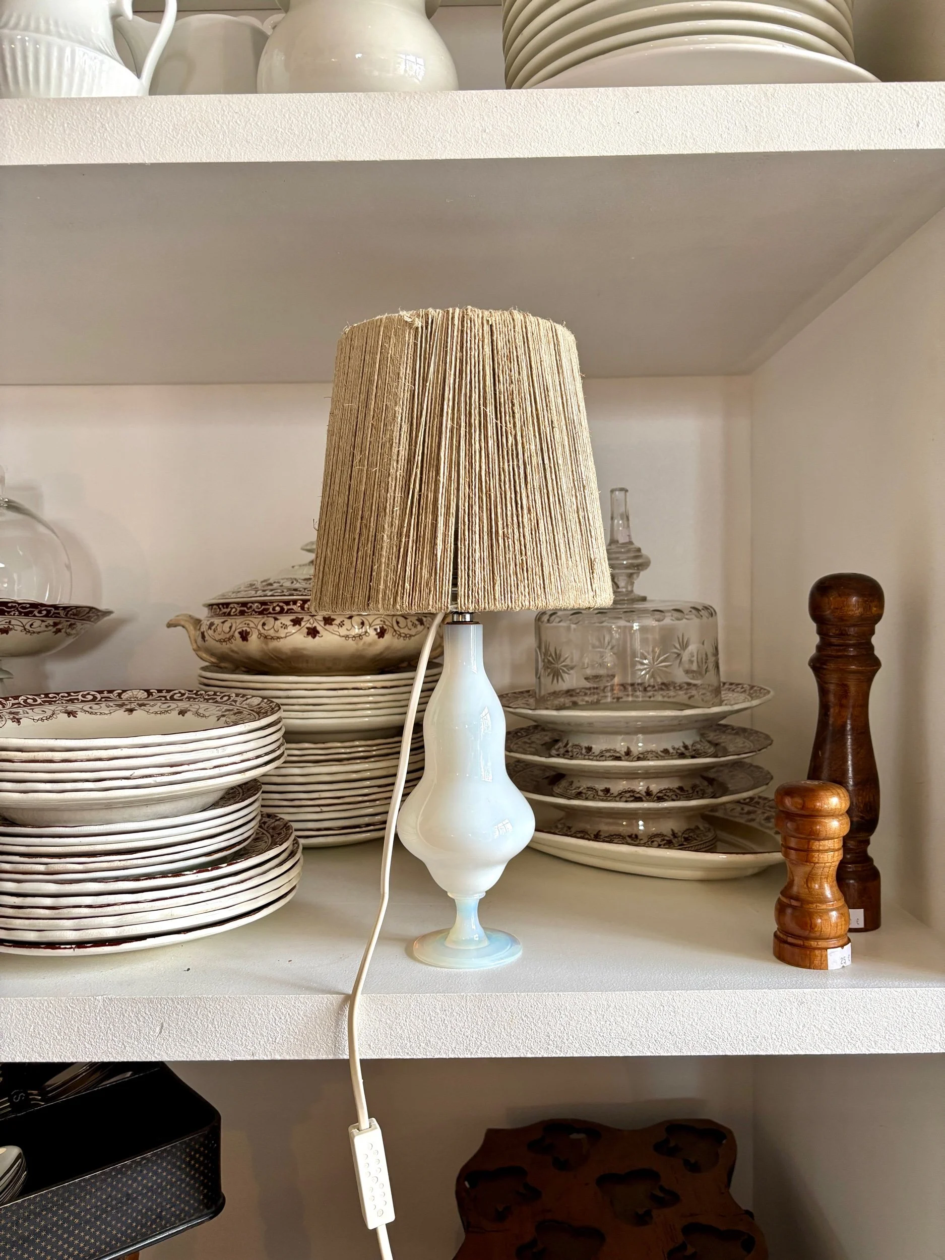 lampe-table-opaline-blanc-sevres-lin-beige-luminaire-vintage-axs-design-paris-france