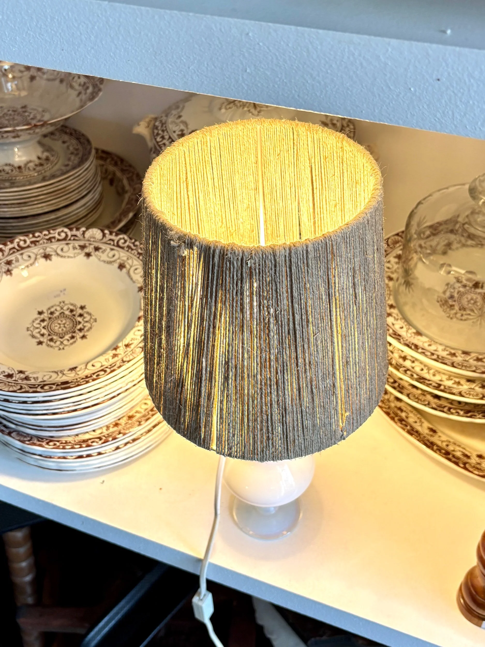 lampe-table-opaline-blanc-sevres-lin-beige-luminaire-vintage-axs-design-paris-france