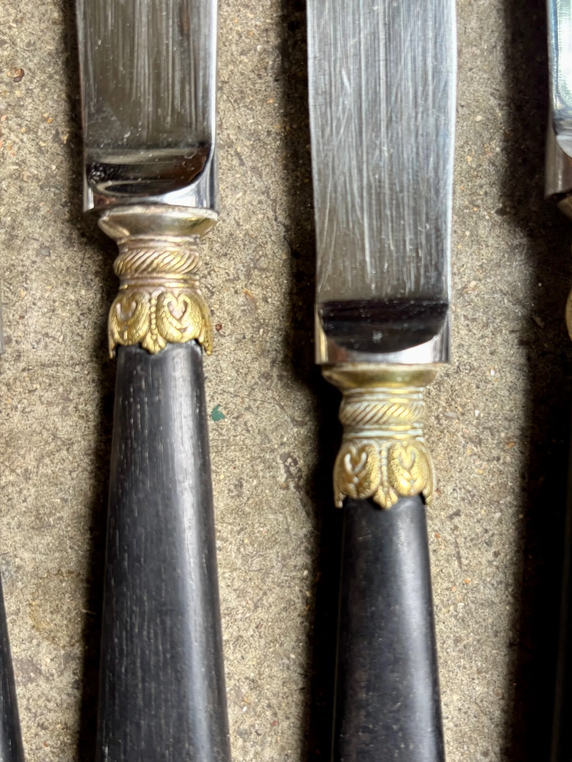 couteaux-entremet-christofle-bois-ebene-metal-argent-vaisselle-vintage-axs-design-paris-france