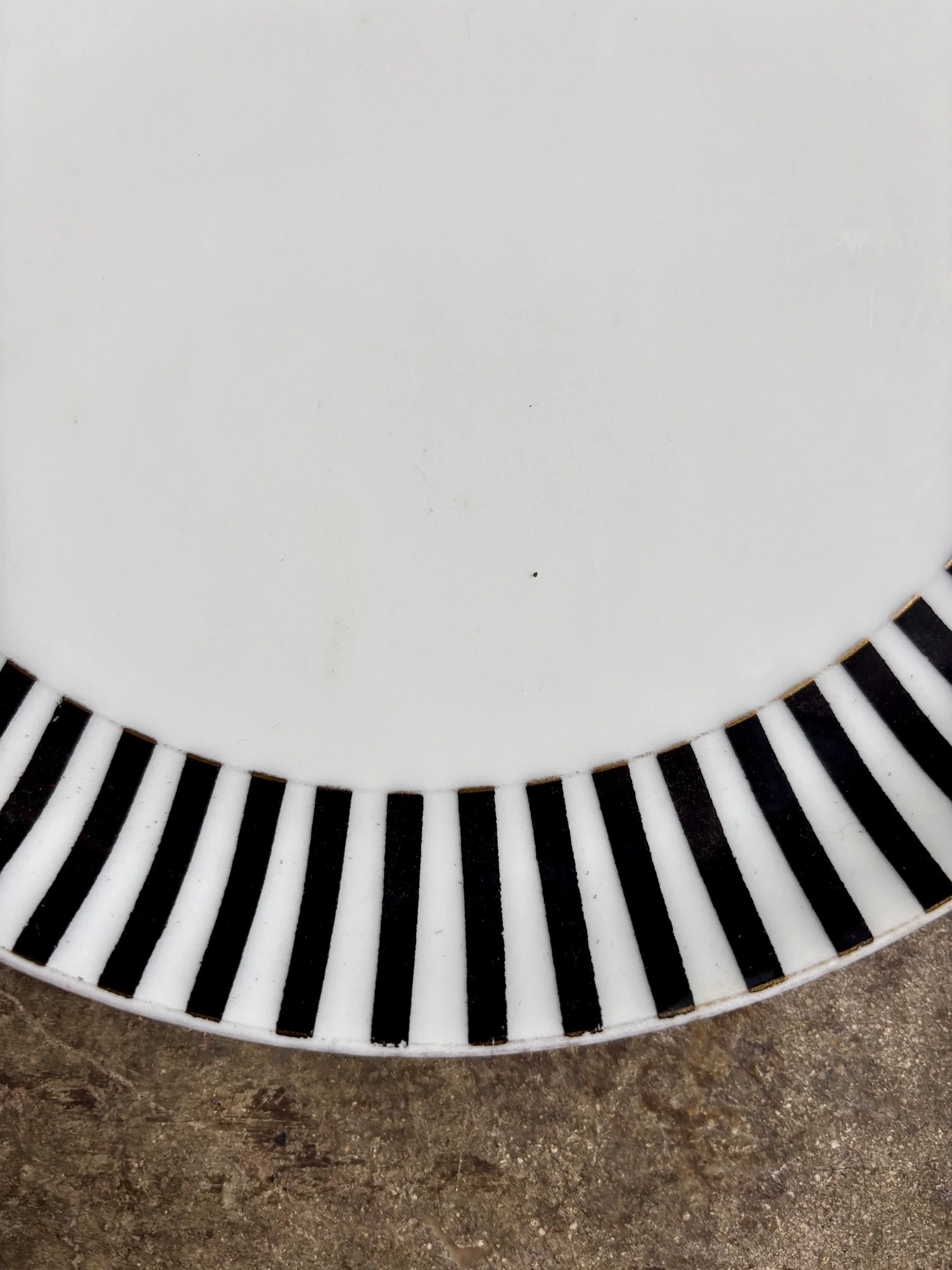 plat-tarte-porcelaine-rayures-vaisselle-vintage-axs-design-paris-france