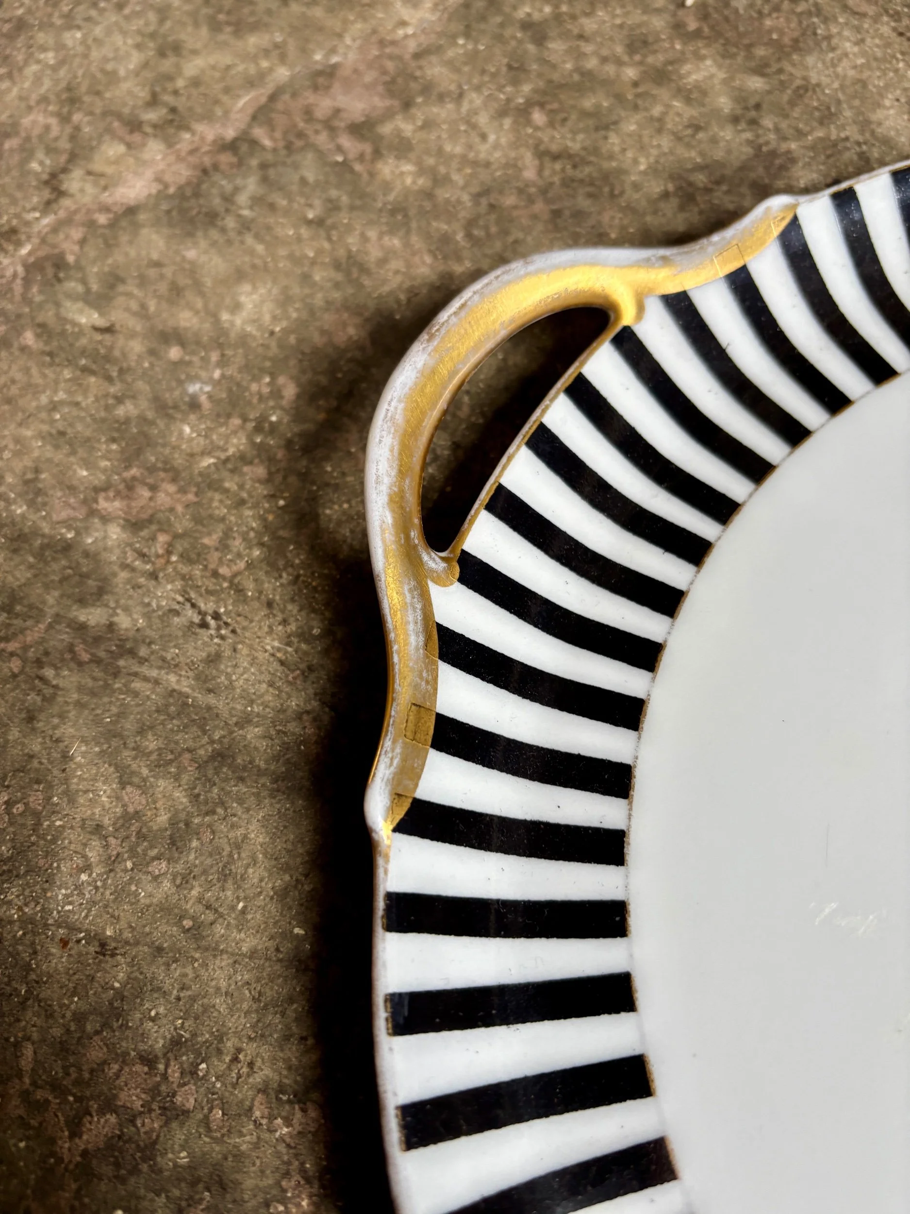 plat-tarte-porcelaine-rayures-vaisselle-vintage-axs-design-paris-france