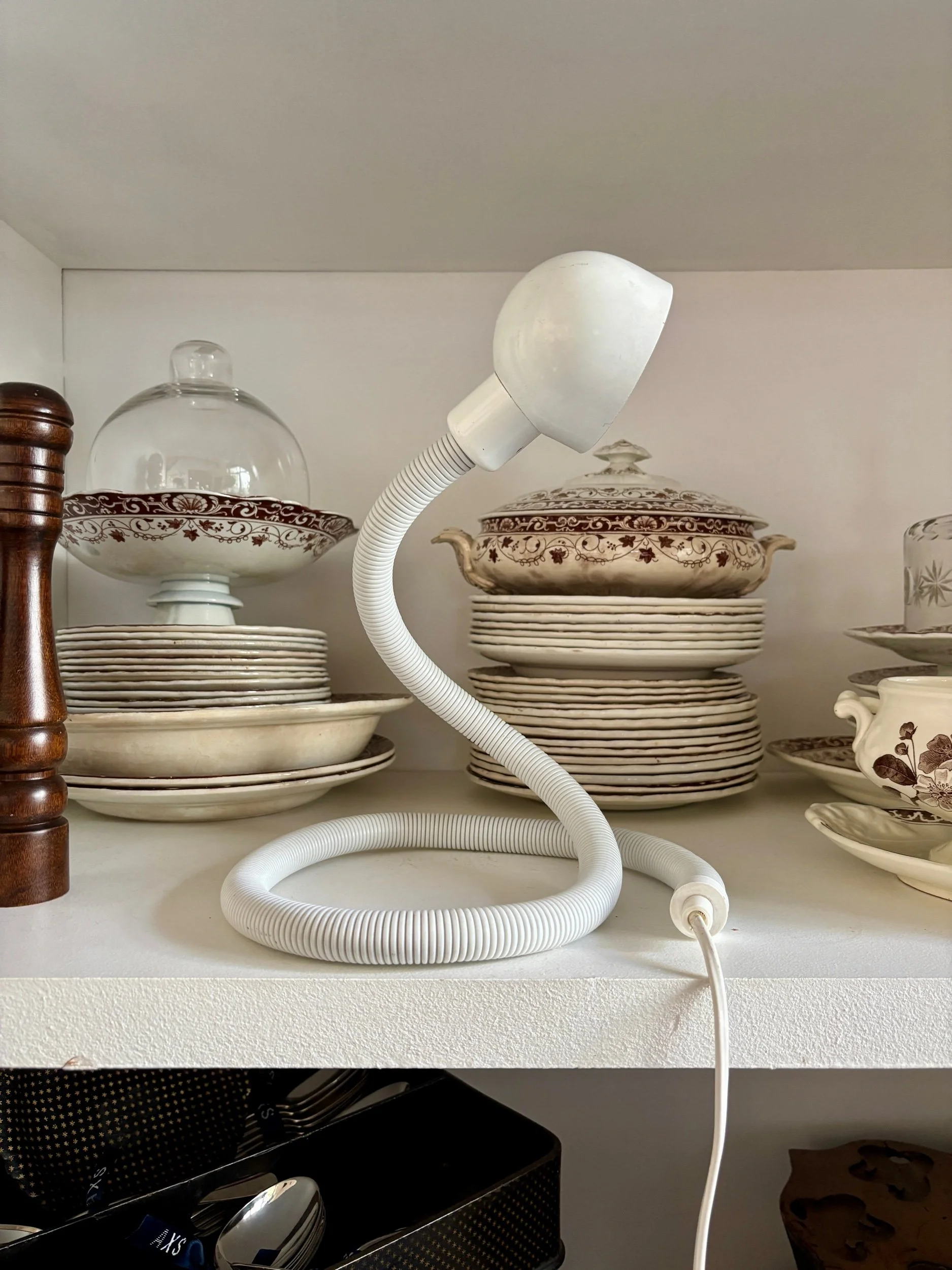 lampe-table-serpent-je-fassung-metal-plastique-blanc-luminaire-vintage-axs-design-paris-france