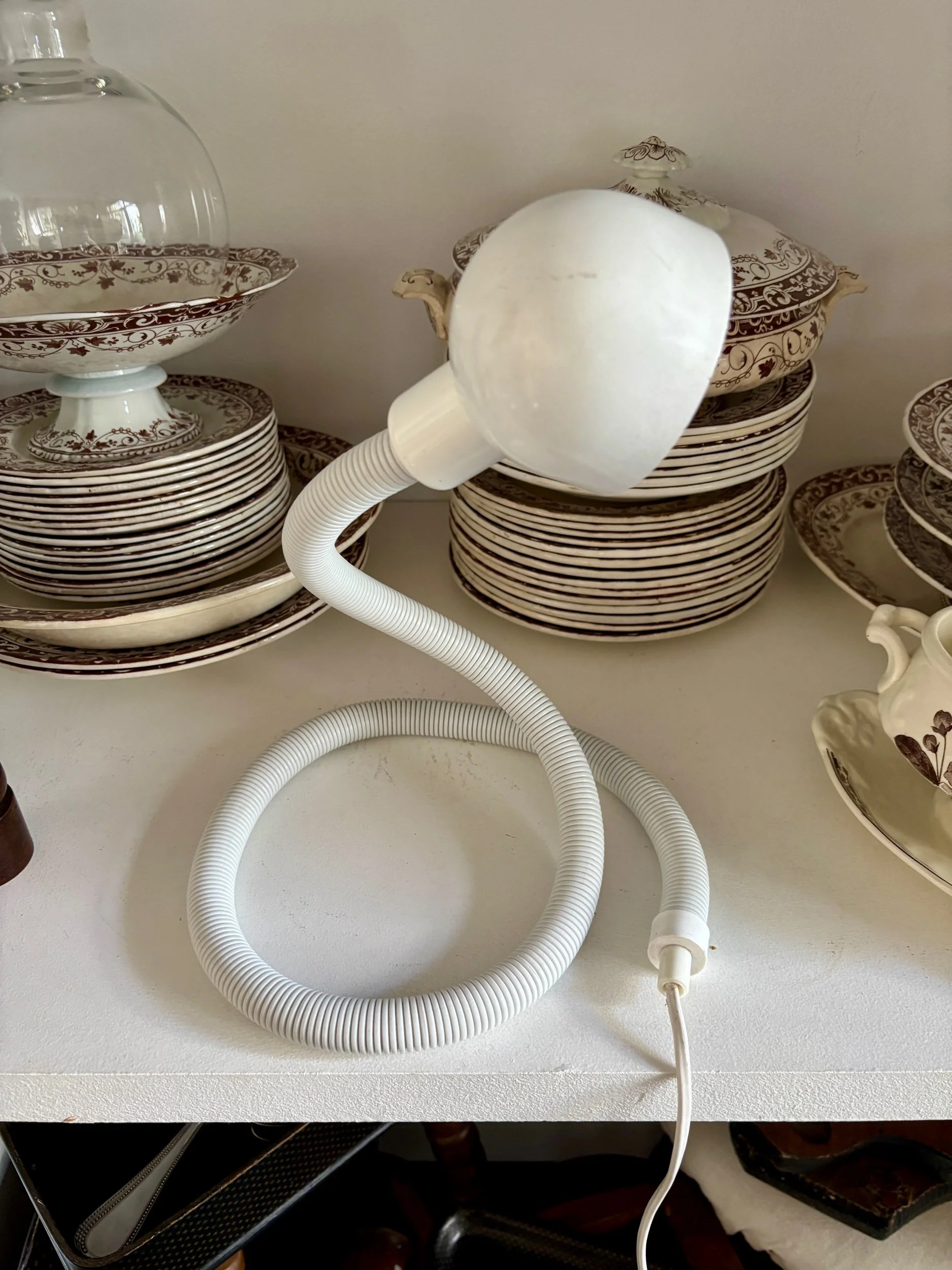 lampe-table-serpent-je-fassung-metal-plastique-blanc-luminaire-vintage-axs-design-paris-france