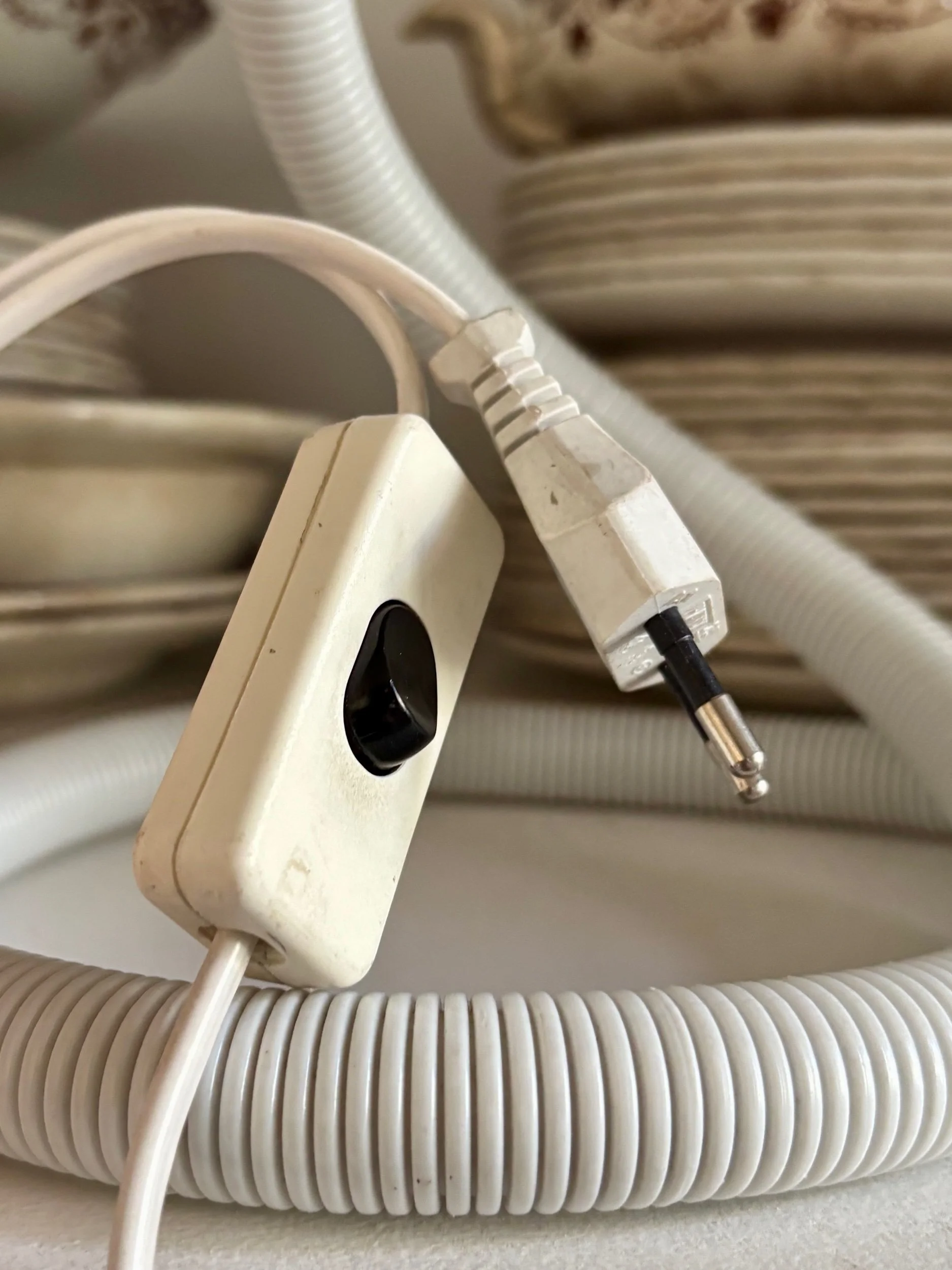 lampe-table-serpent-je-fassung-metal-plastique-blanc-luminaire-vintage-axs-design-paris-france