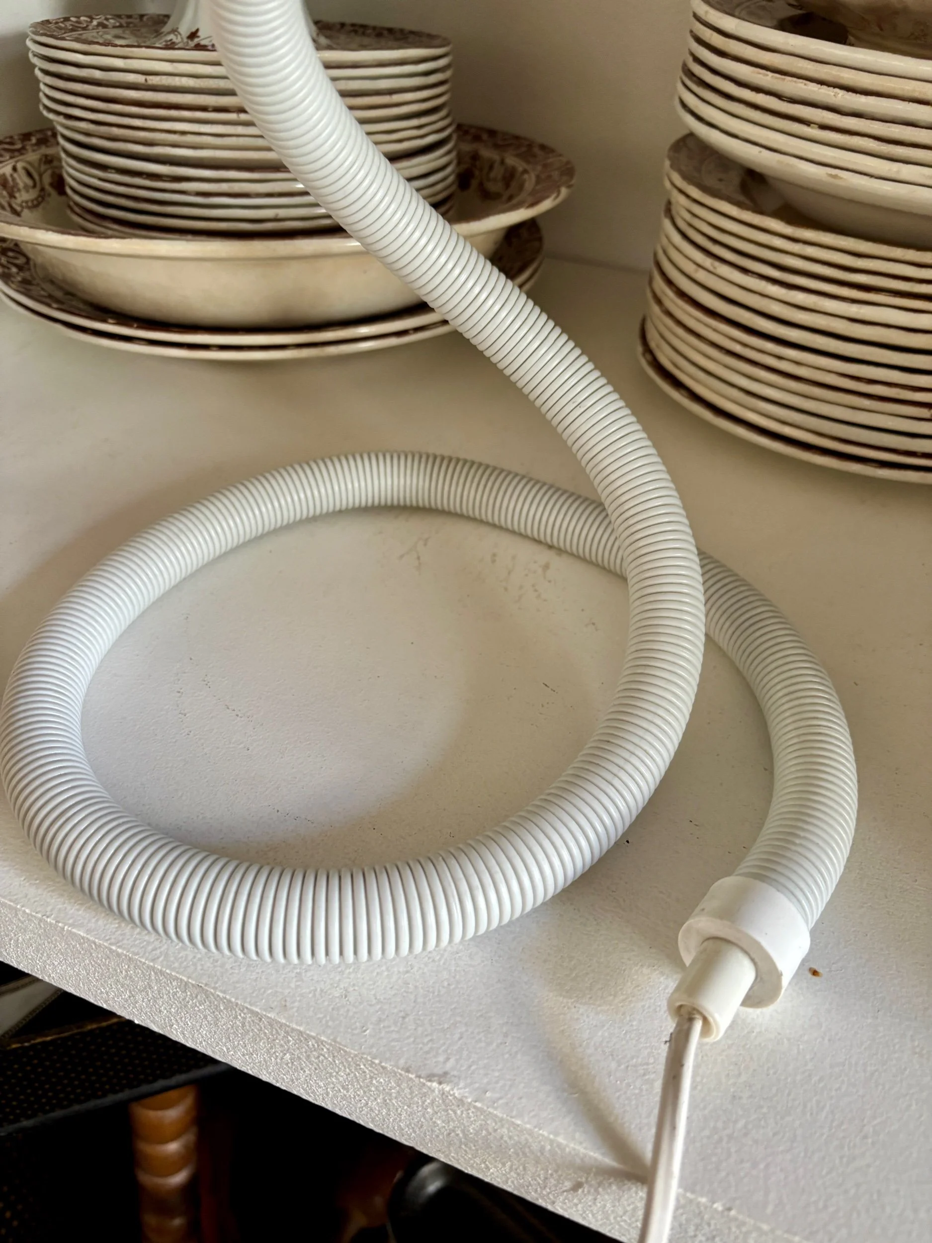 lampe-table-serpent-je-fassung-metal-plastique-blanc-luminaire-vintage-axs-design-paris-france