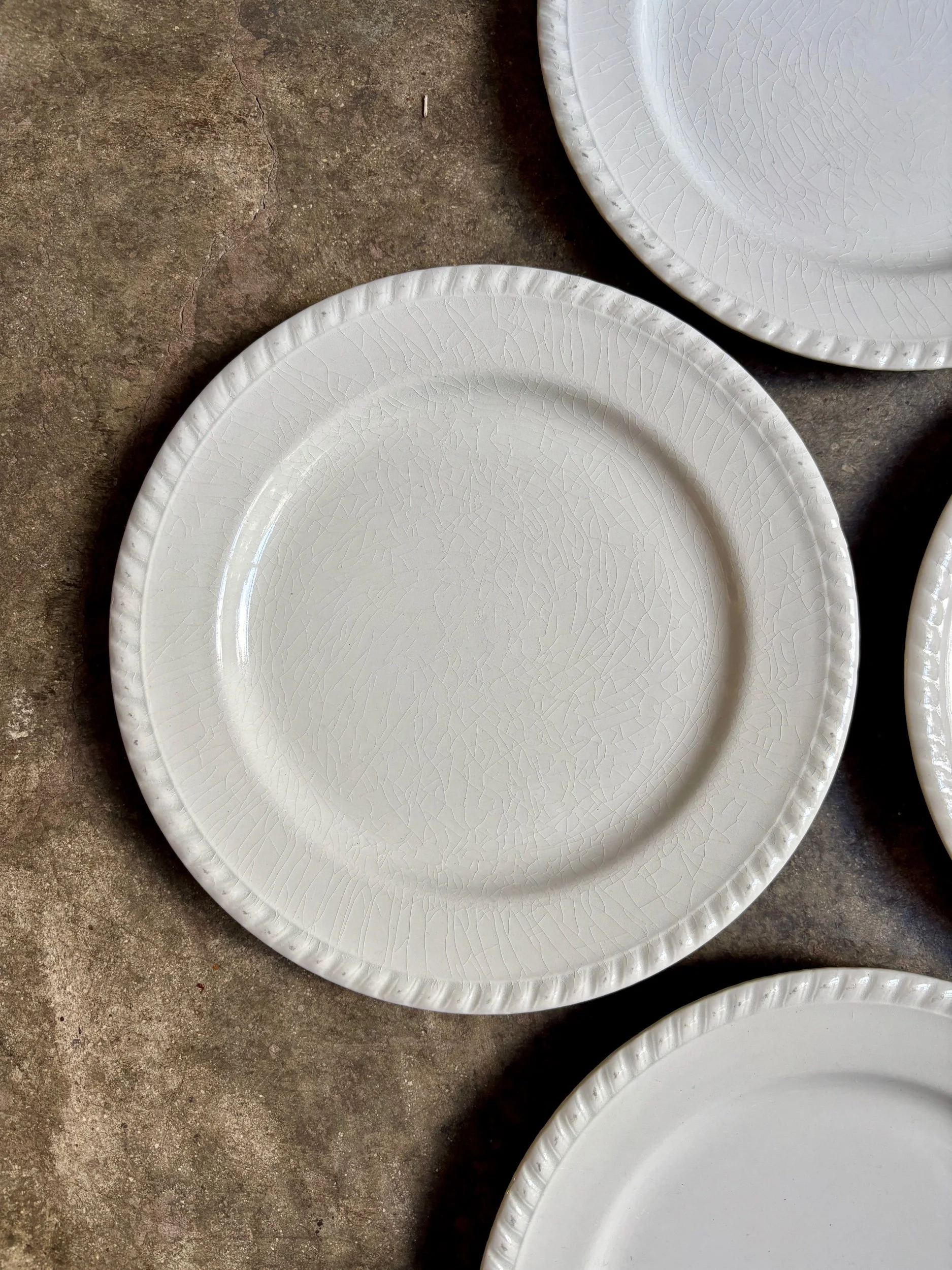 4-assiettes-dessert-faience-blanc-vaisselle-vintage-axs-design-paris-france