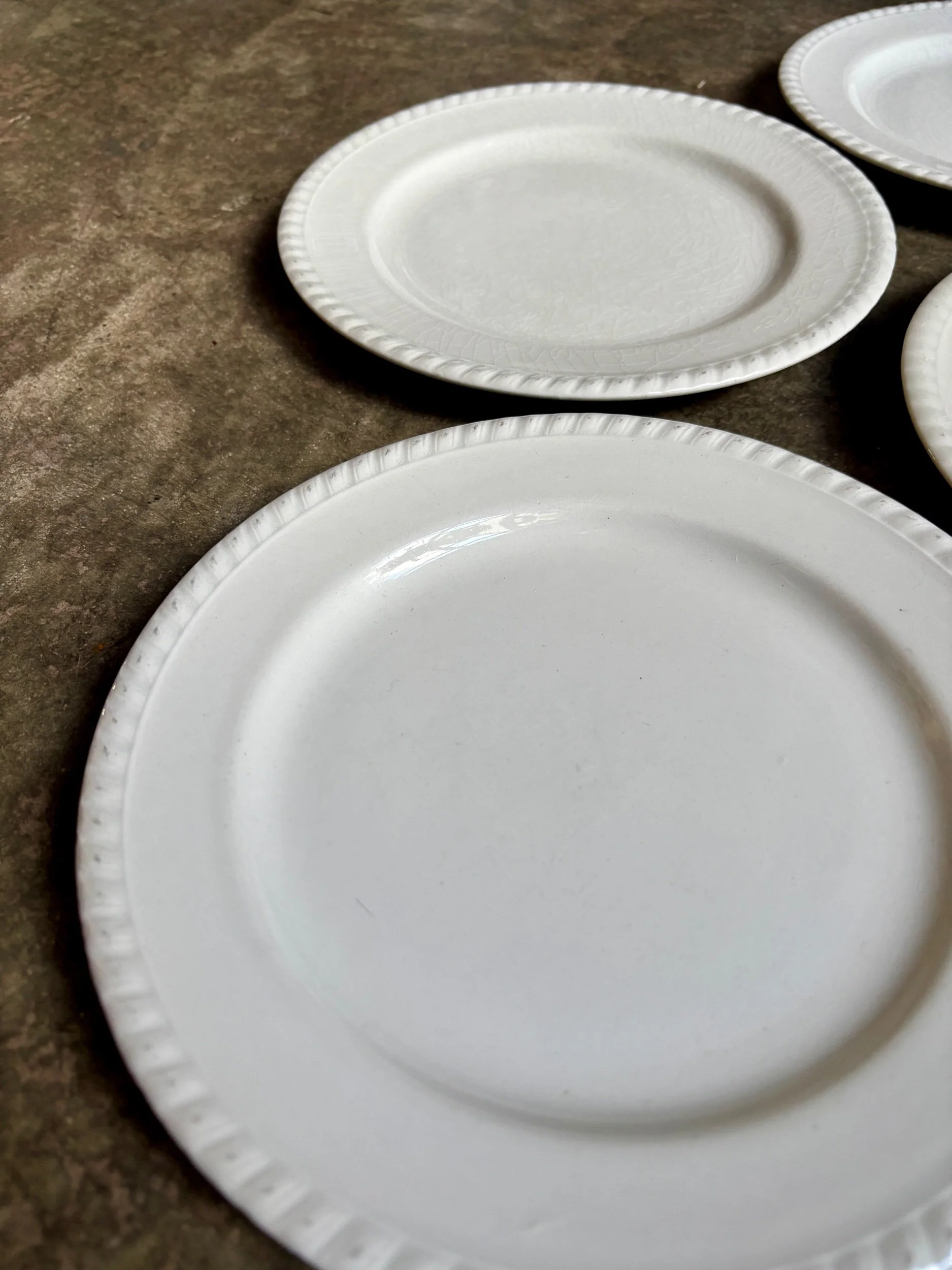 4-assiettes-dessert-faience-blanc-vaisselle-vintage-axs-design-paris-france