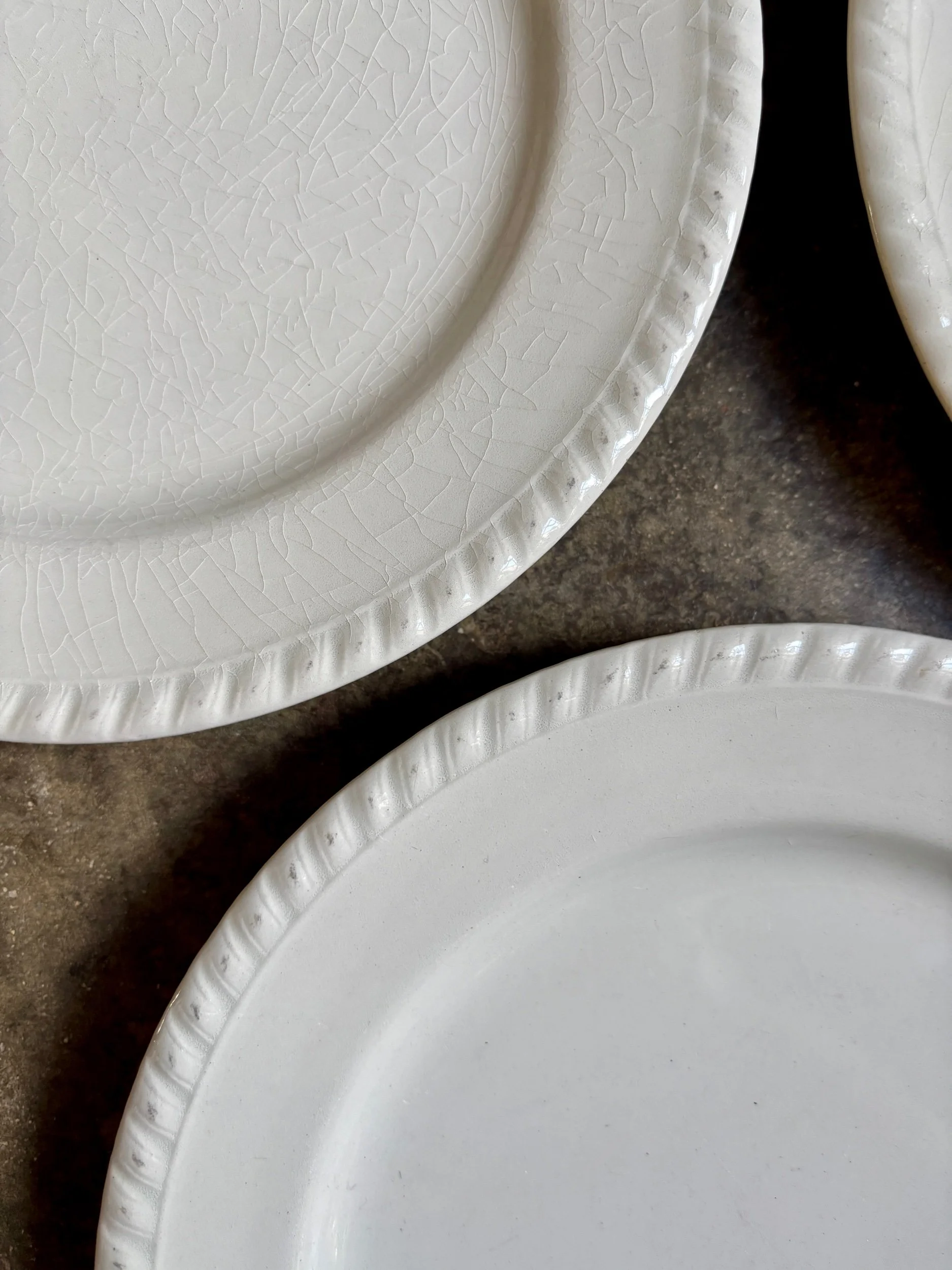 4-assiettes-dessert-faience-blanc-vaisselle-vintage-axs-design-paris-france