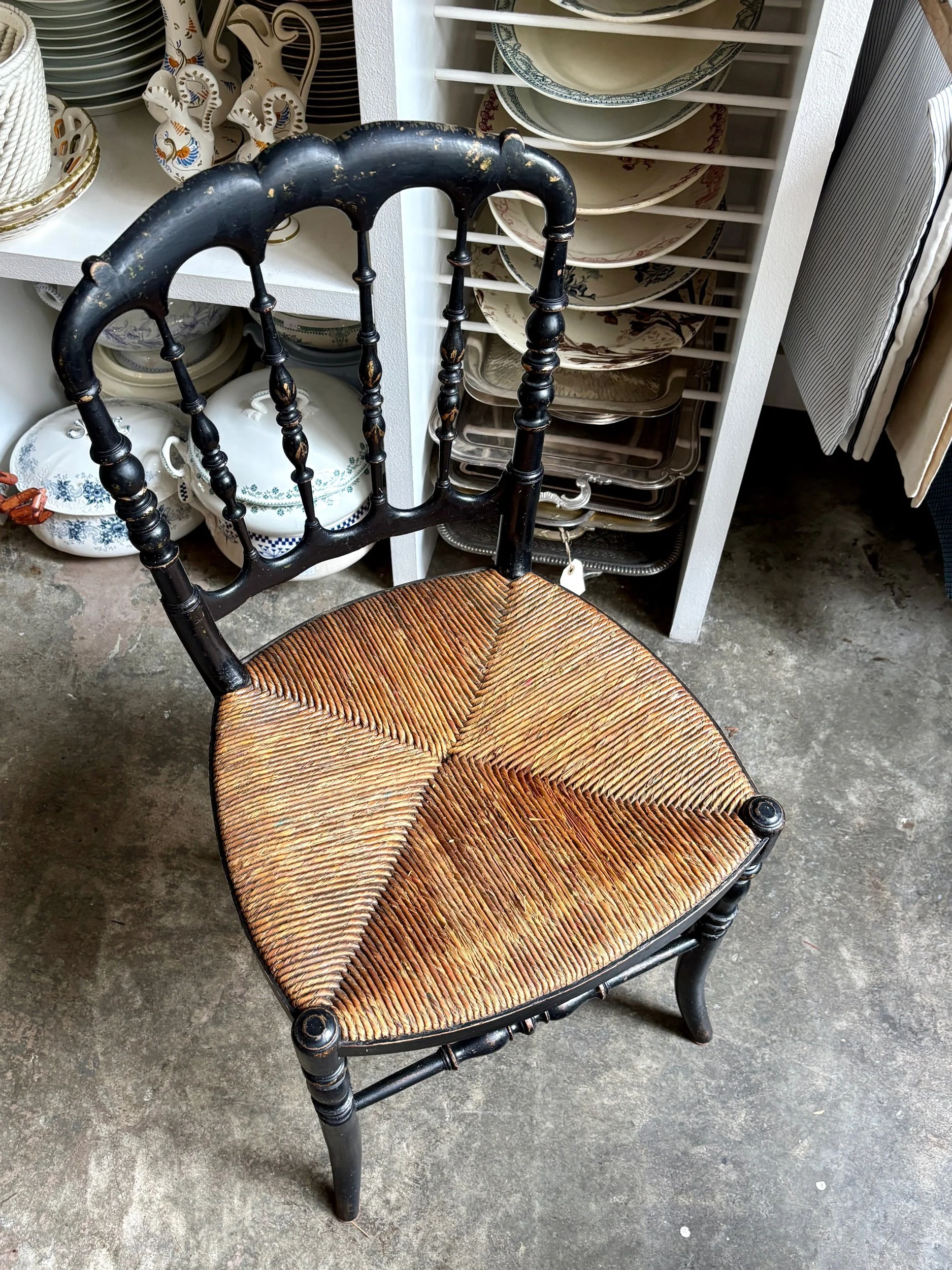 chaise-napoleon-iii-chiavari-bois-noir-dore-paille-assise-vintage-classique-axs-design-paris-france