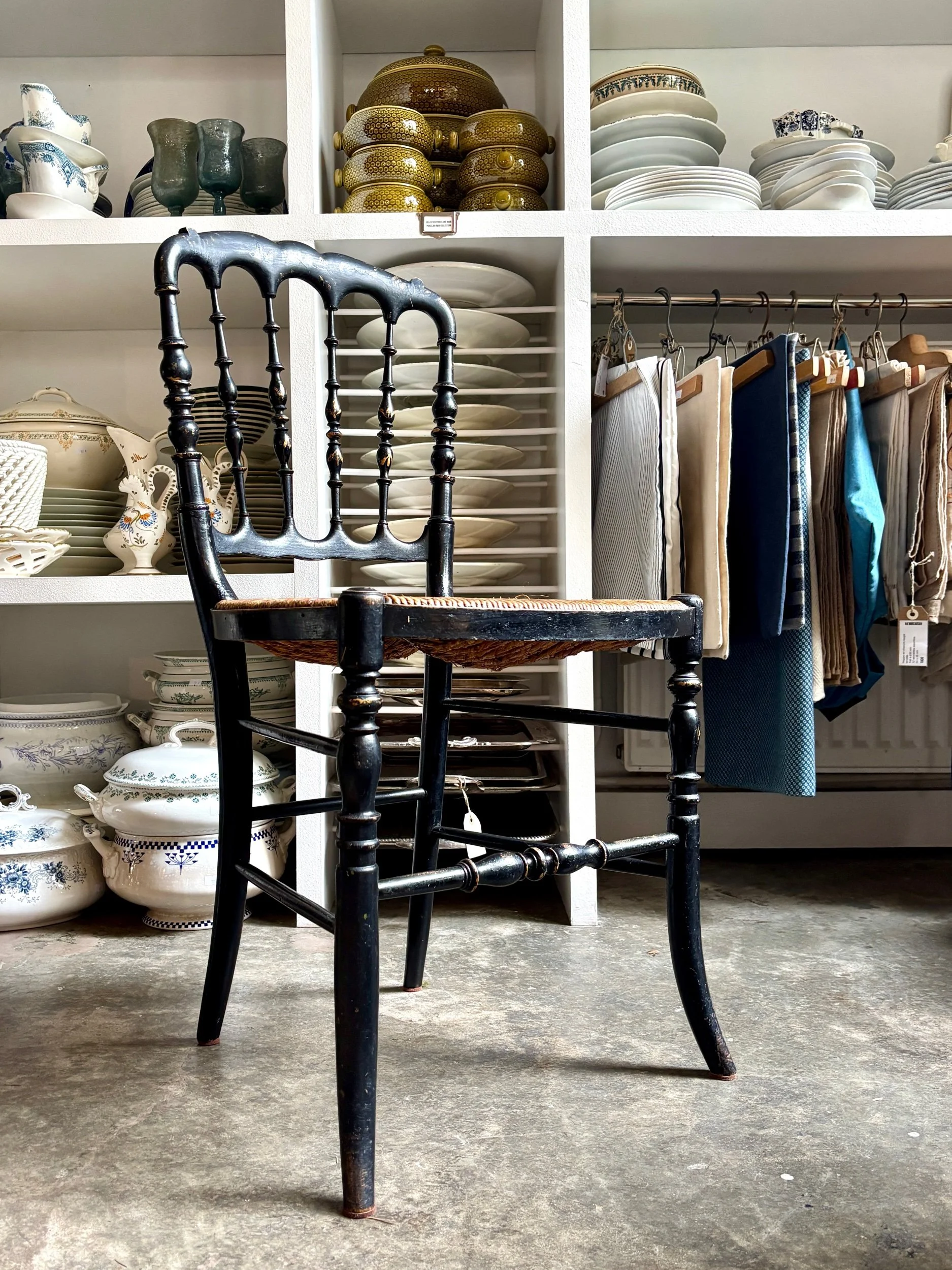 chaise-napoleon-iii-chiavari-bois-noir-dore-paille-assise-vintage-classique-axs-design-paris-france