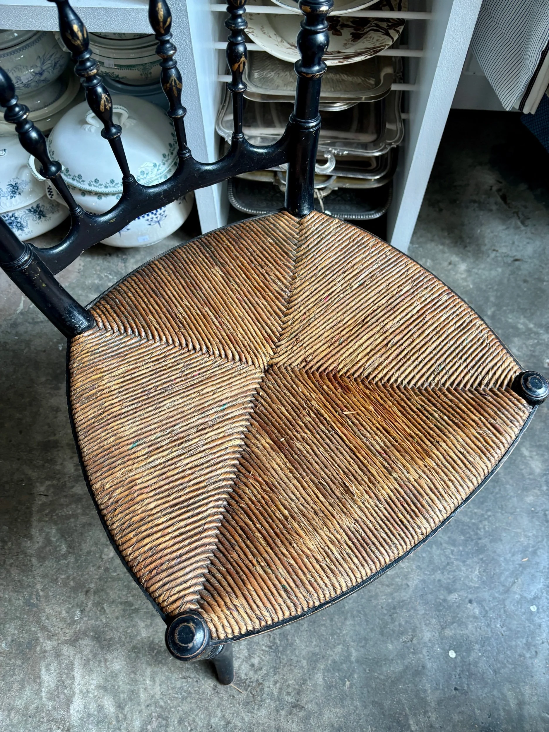 chaise-napoleon-iii-chiavari-bois-noir-dore-paille-assise-vintage-classique-axs-design-paris-france
