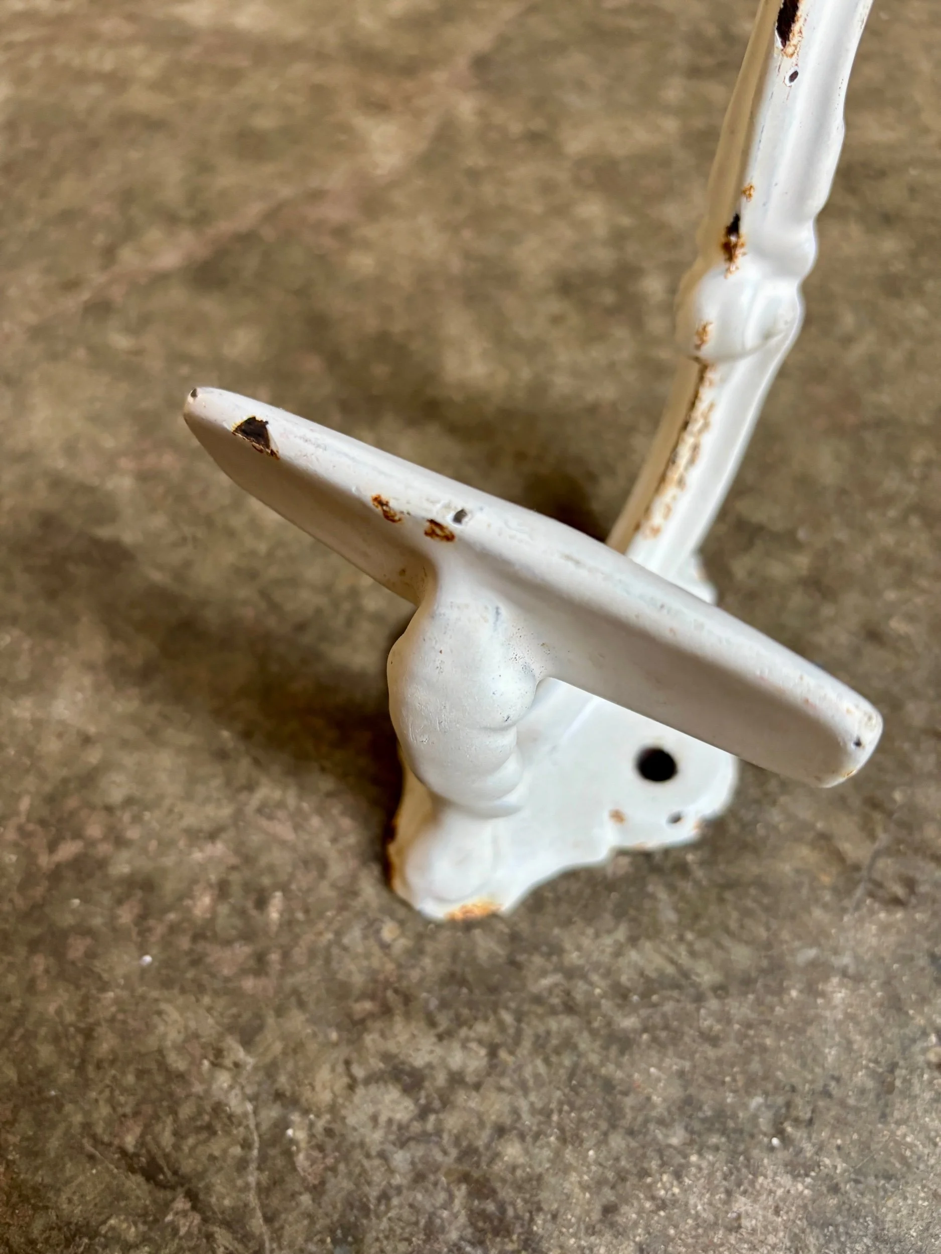 patere-murale-portemanteau-fonte-fer-blanc-decoration-vintage-axs-design-paris-france