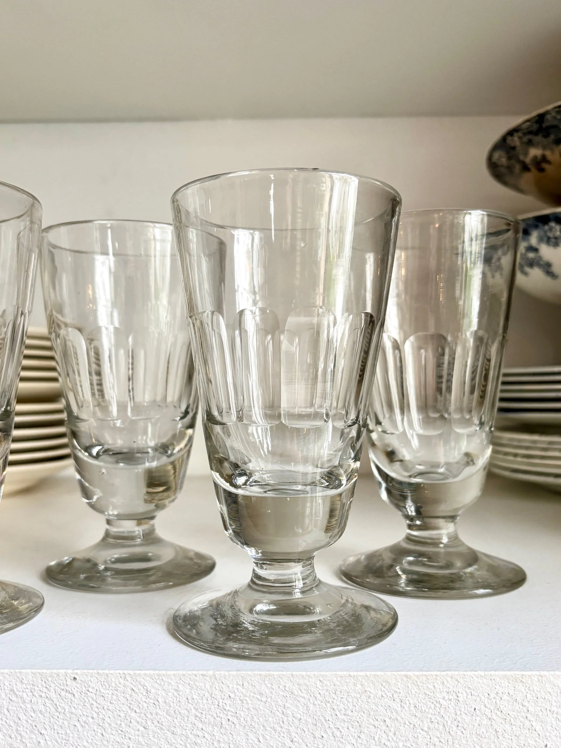 4-verres-pied-verre-souffle-transparent-vaisselle-vintage-axs-design-paris-france