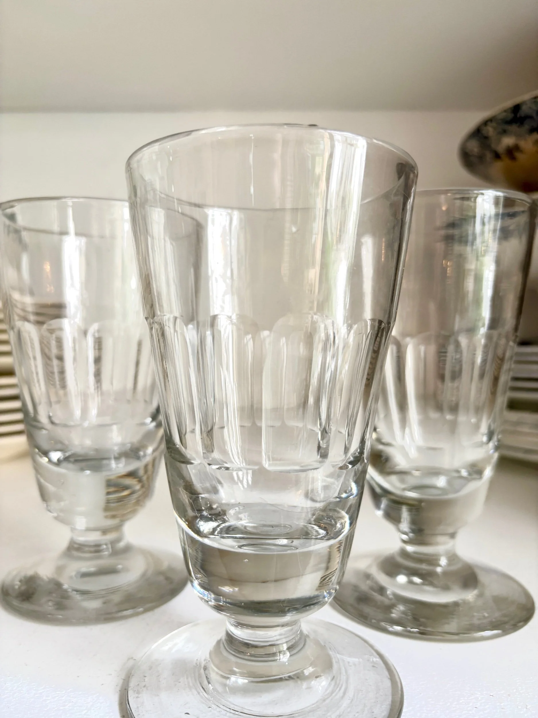 4-verres-pied-verre-souffle-transparent-vaisselle-vintage-axs-design-paris-france