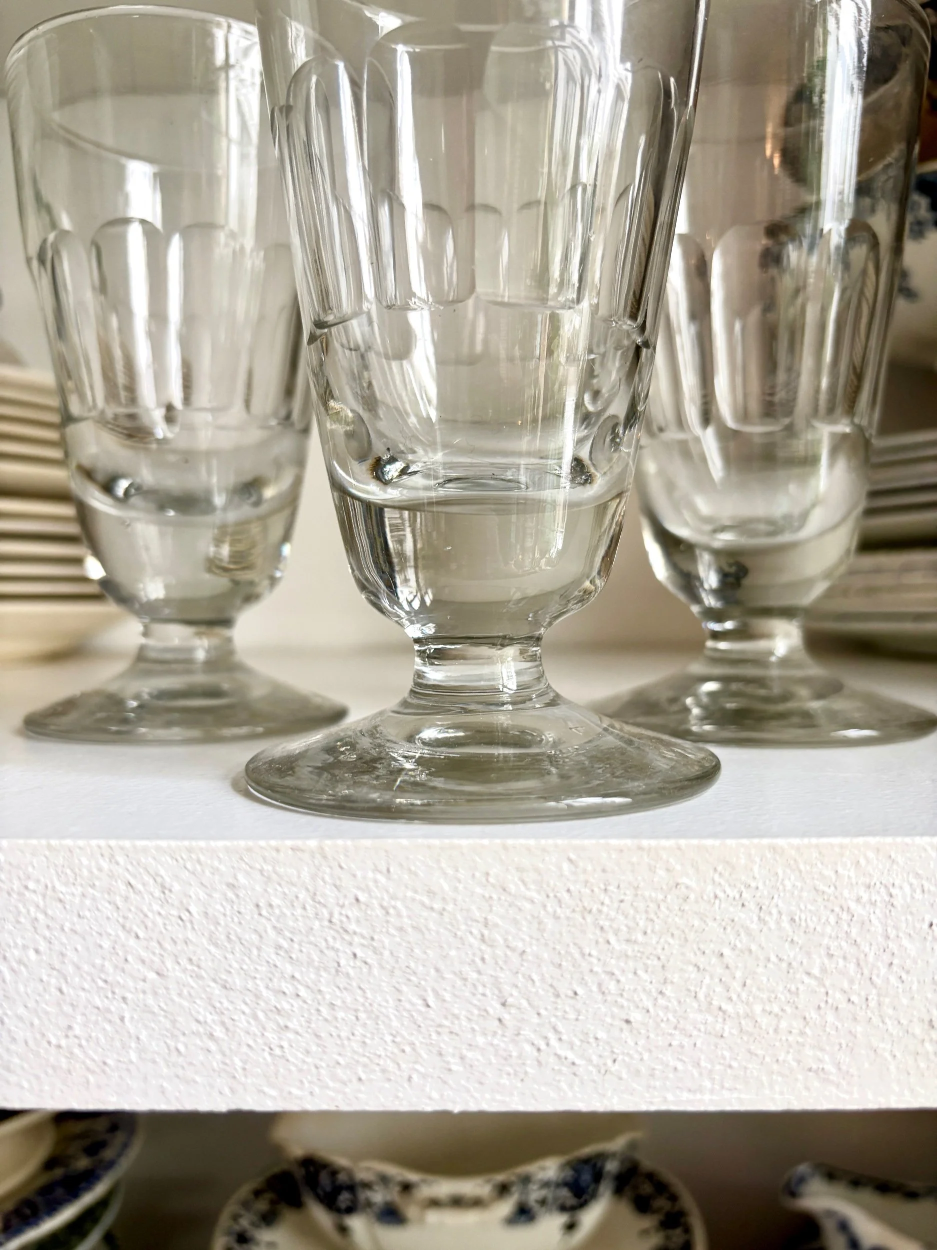 4-verres-pied-verre-souffle-transparent-vaisselle-vintage-axs-design-paris-france