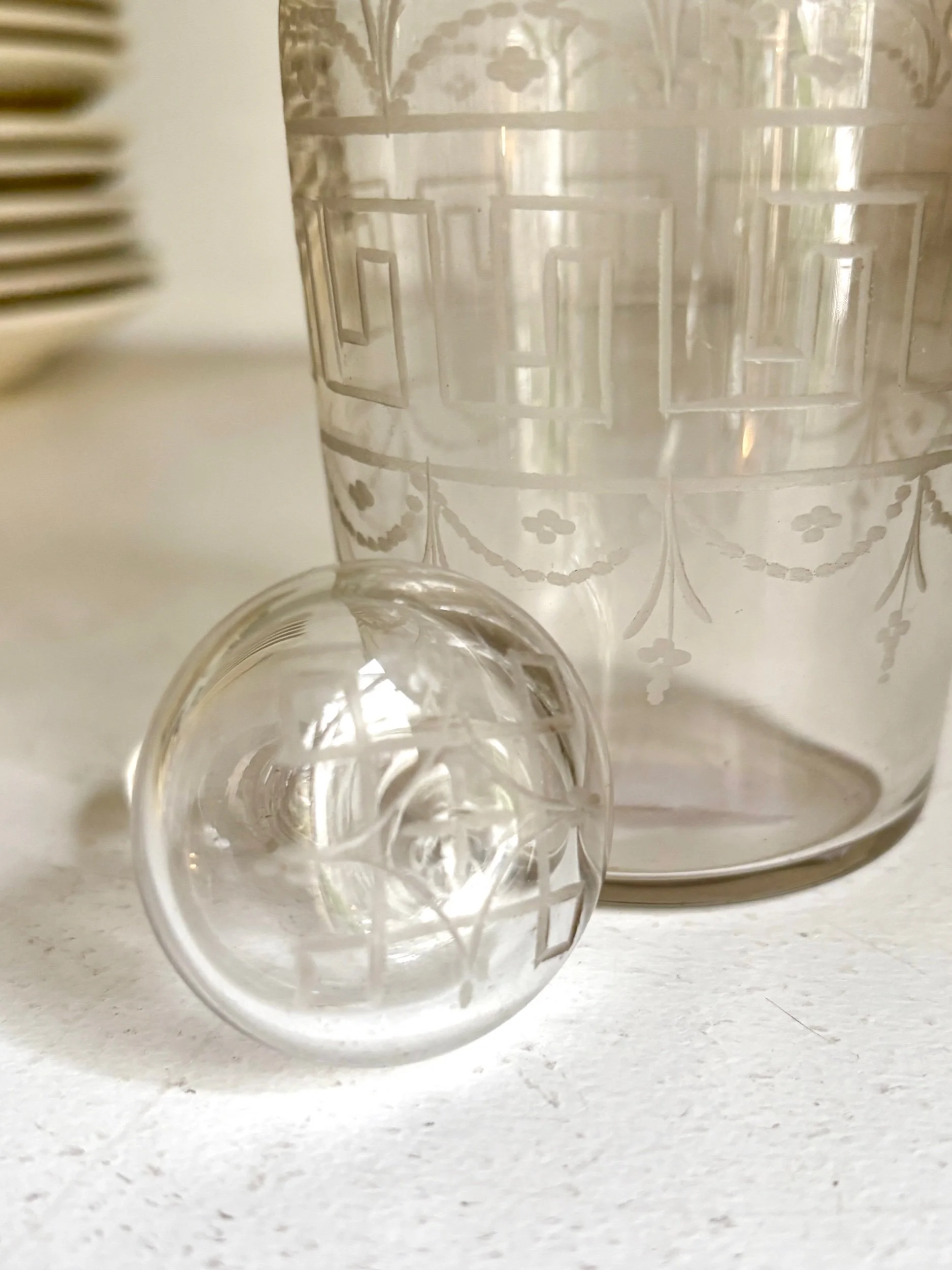 fiole-carafe-cristal-cisele-vaisselle-vintage-axs-design-paris-france