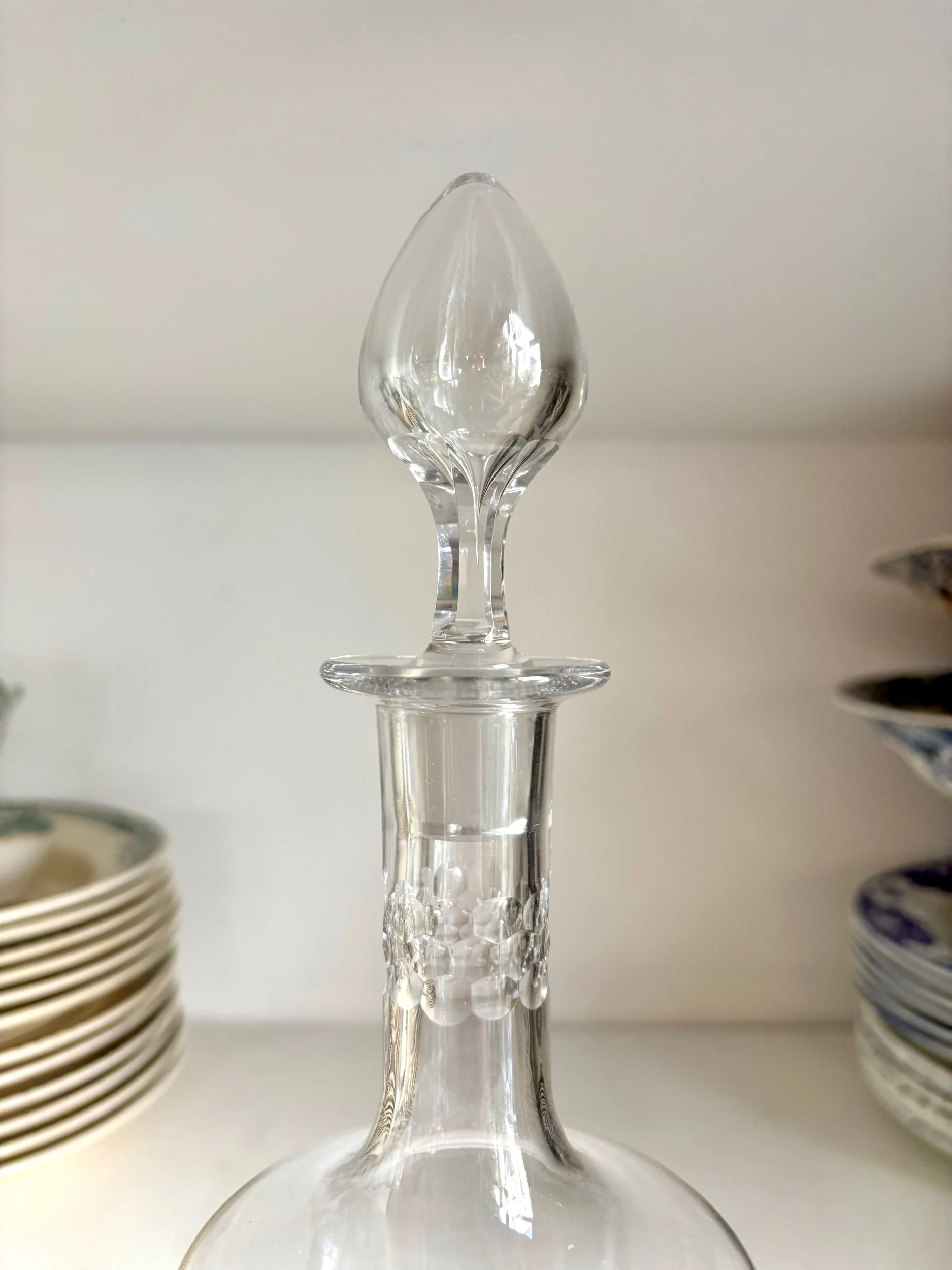 carafe-liqueur-cristal-cisele-grave-monogramme-vaisselle-vintage-axs-design-paris-france