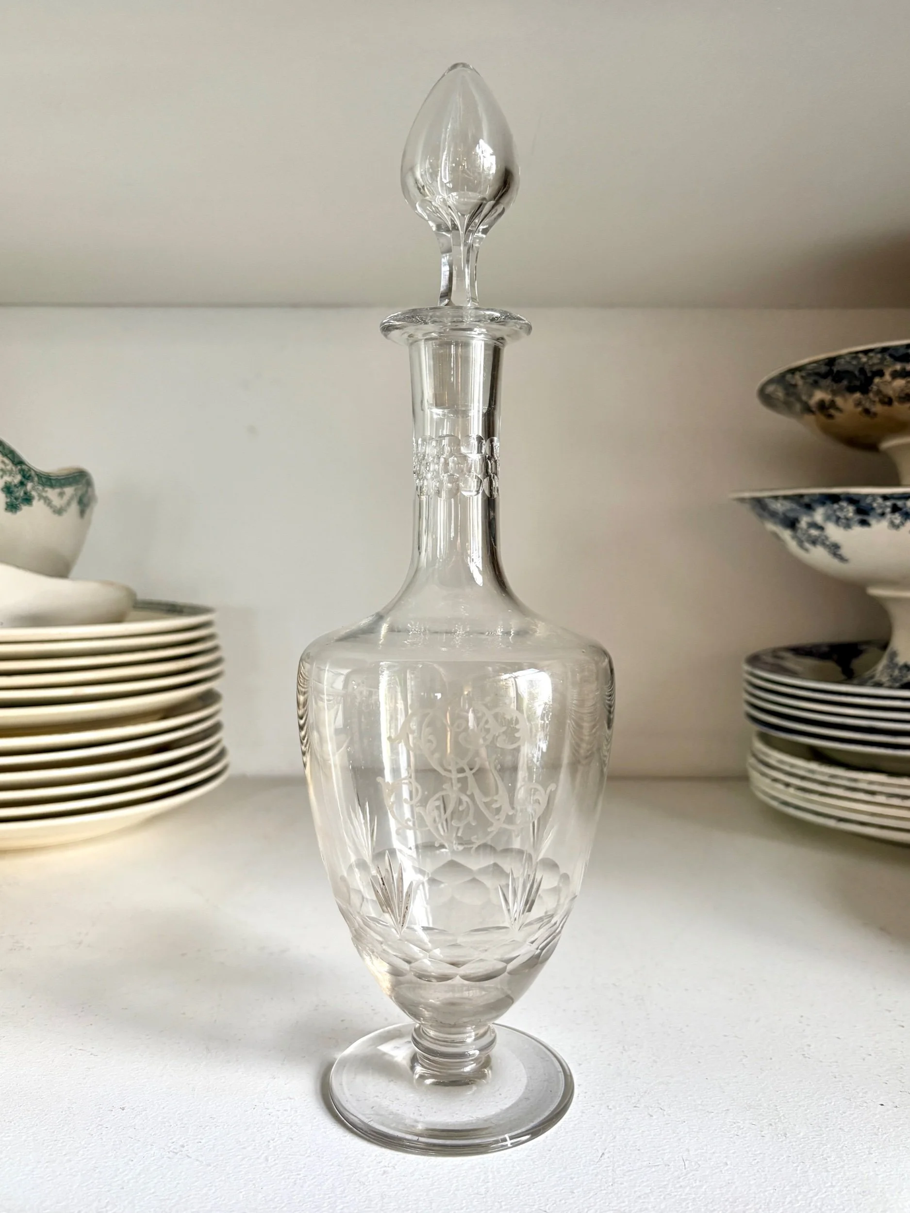 carafe-liqueur-cristal-cisele-grave-monogramme-vaisselle-vintage-axs-design-paris-france