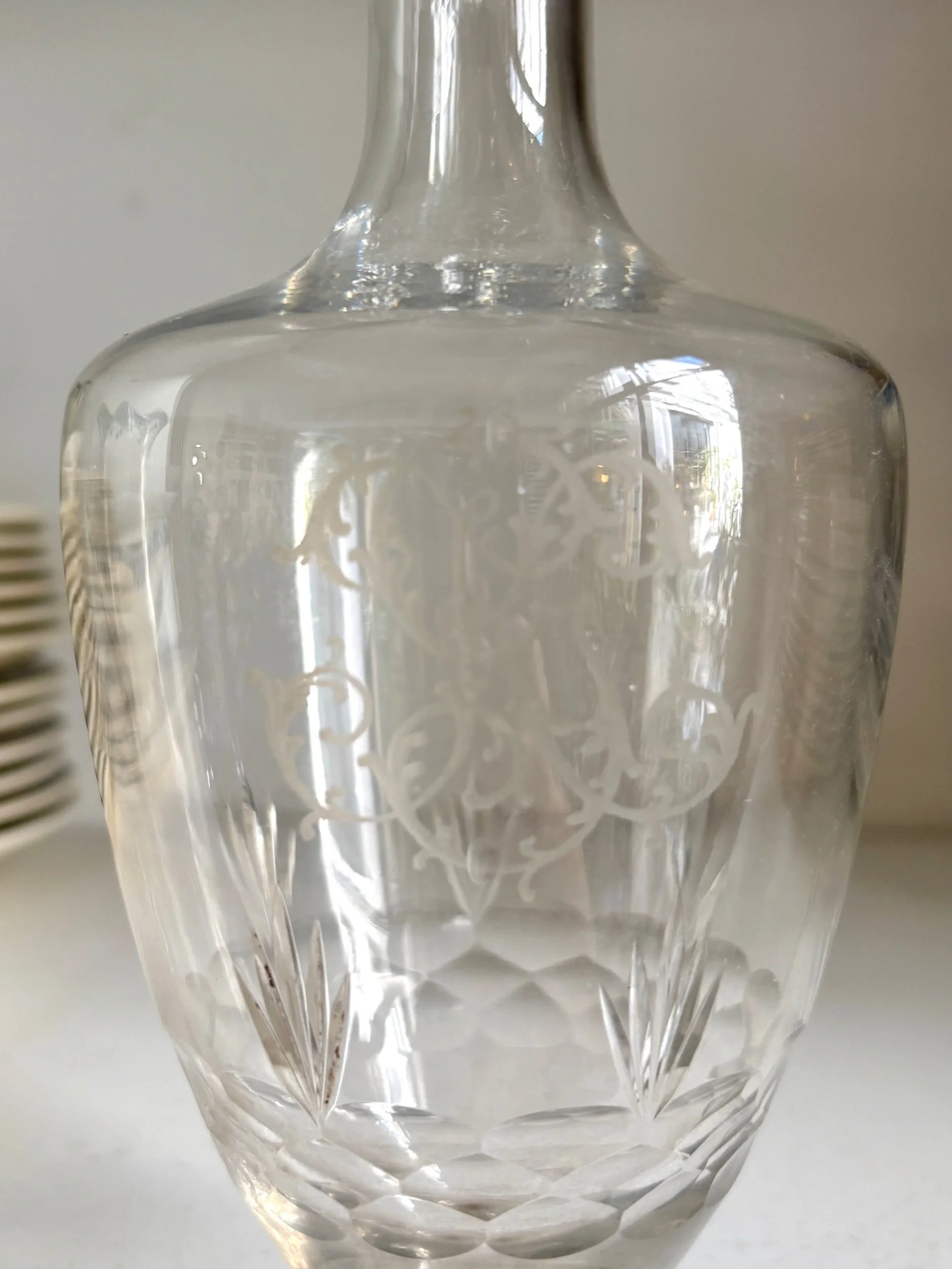 carafe-liqueur-cristal-cisele-grave-monogramme-vaisselle-vintage-axs-design-paris-france