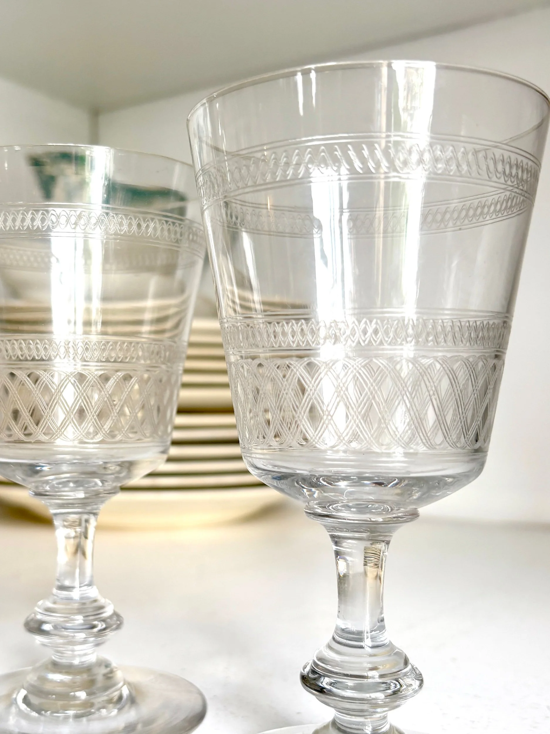 2-verres-pied-cristal-guilloche-vaisselle-vintage-axs-design-paris-france