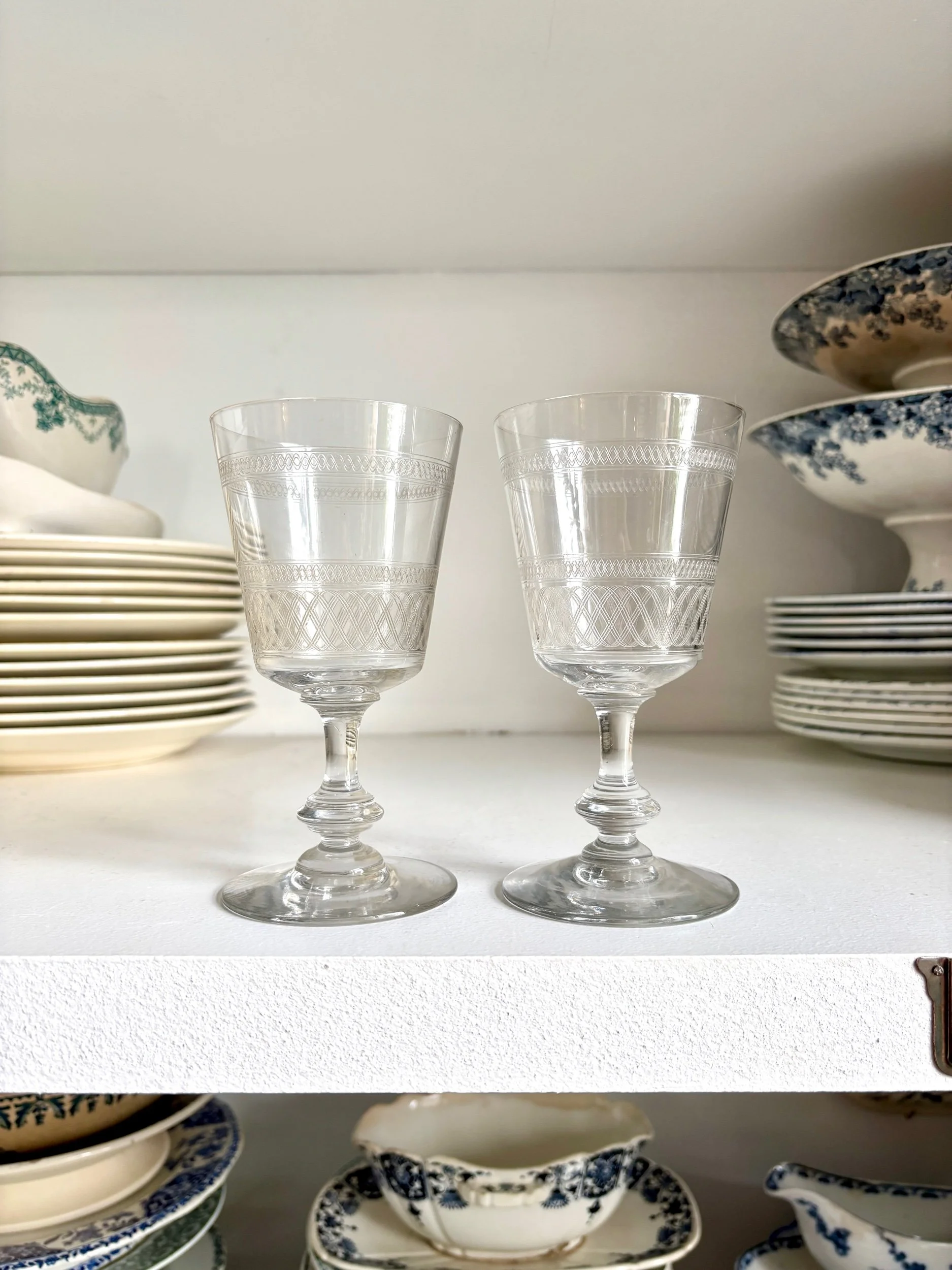 2-verres-pied-cristal-guilloche-vaisselle-vintage-axs-design-paris-france