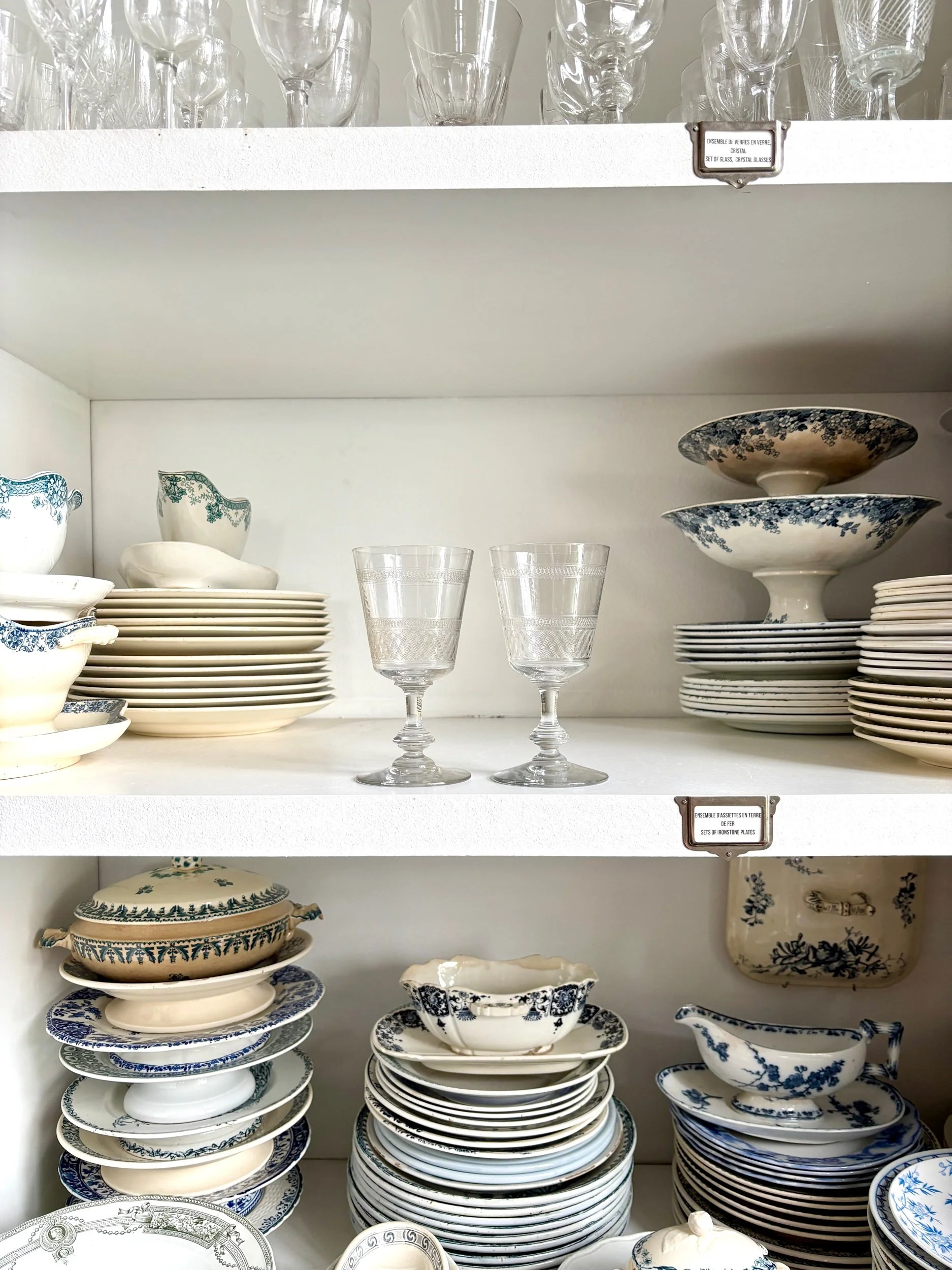 2-verres-pied-cristal-guilloche-vaisselle-vintage-axs-design-paris-france