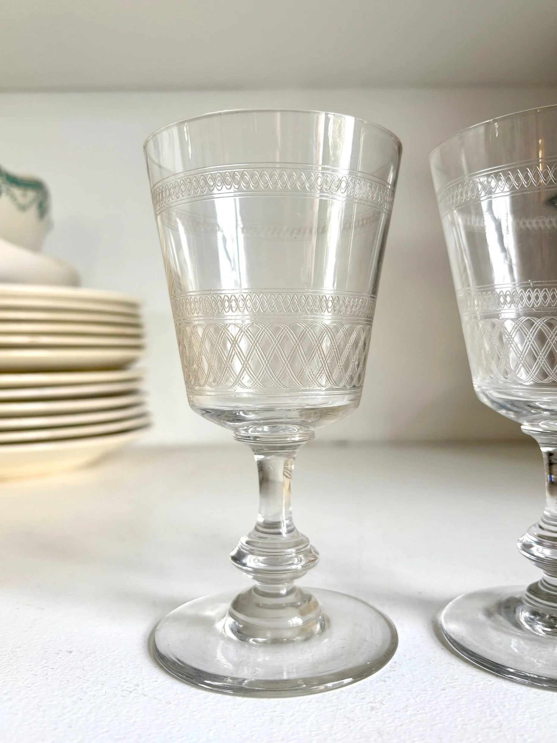 2-verres-pied-cristal-guilloche-vaisselle-vintage-axs-design-paris-france
