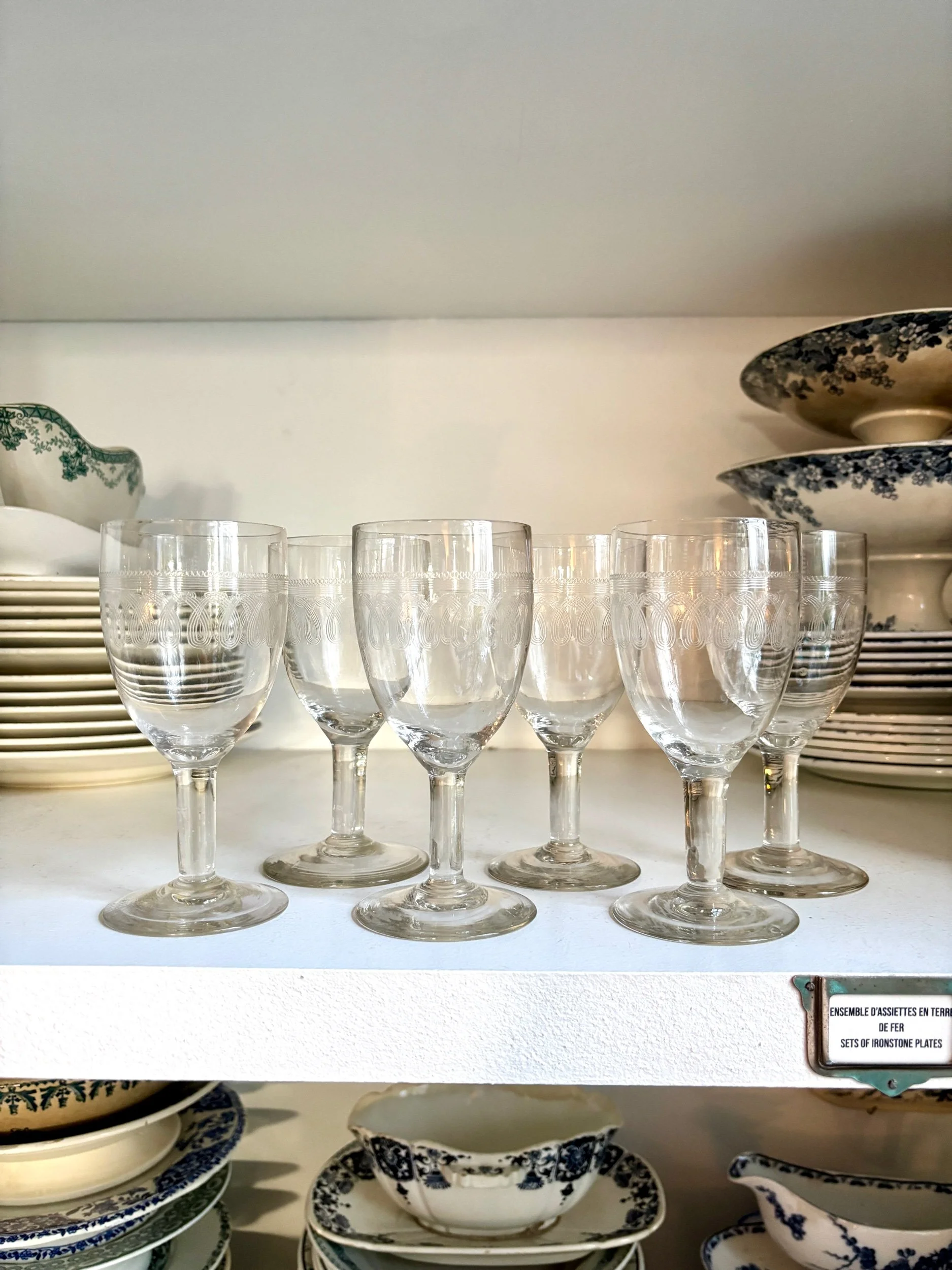 6-verres-pied-cristal-guilloche-2-vaisselle-vintage-axs-design-paris-france