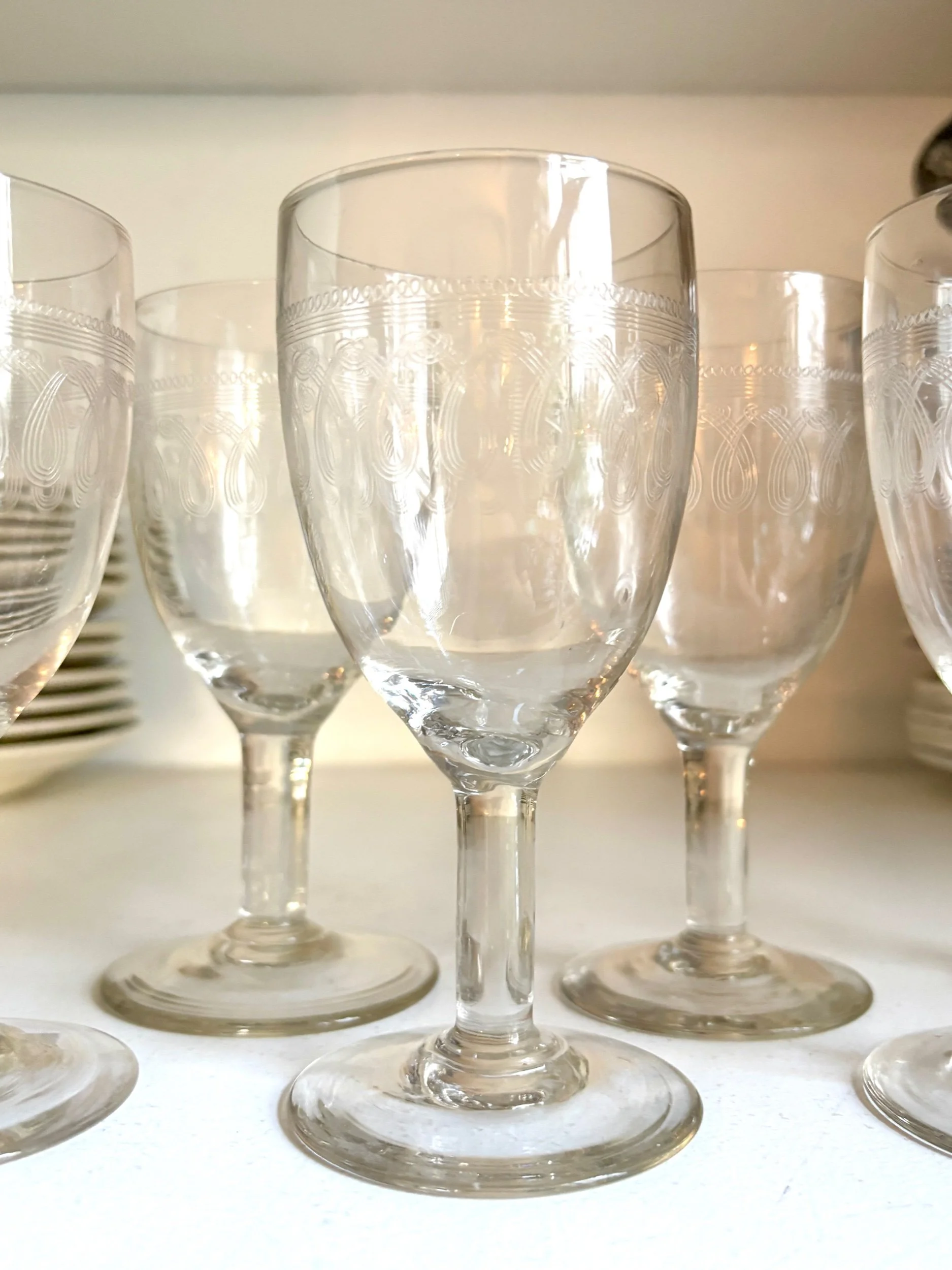 6-verres-pied-cristal-guilloche-2-vaisselle-vintage-axs-design-paris-france