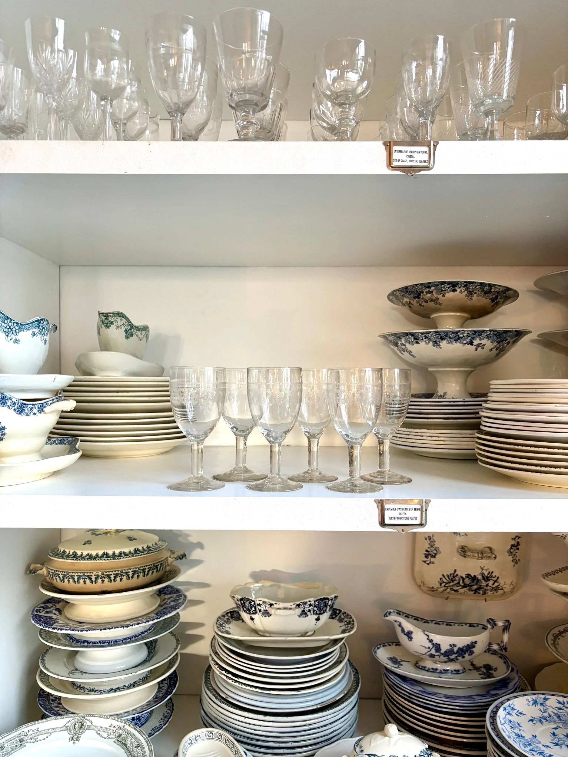 6-verres-pied-cristal-guilloche-2-vaisselle-vintage-axs-design-paris-france