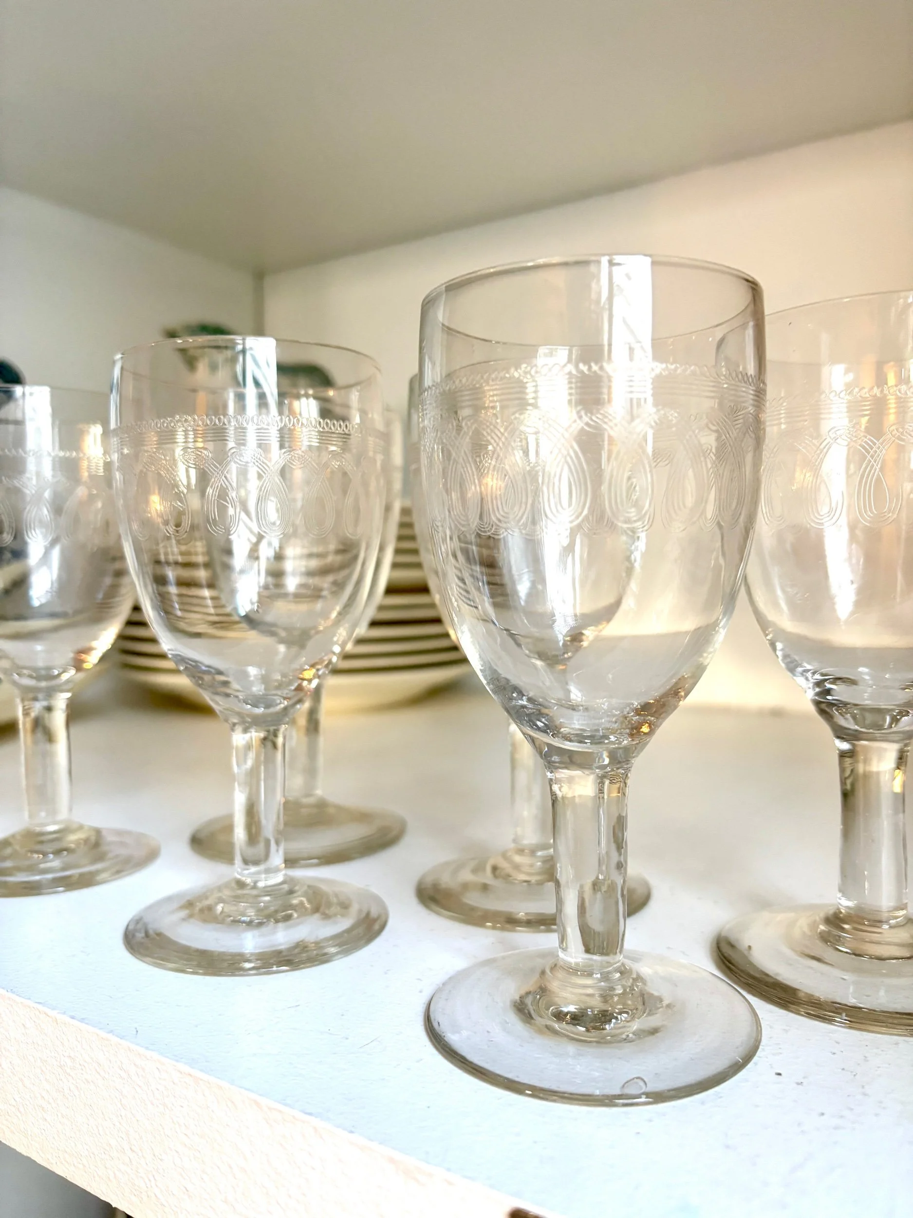 6-verres-pied-cristal-guilloche-2-vaisselle-vintage-axs-design-paris-france