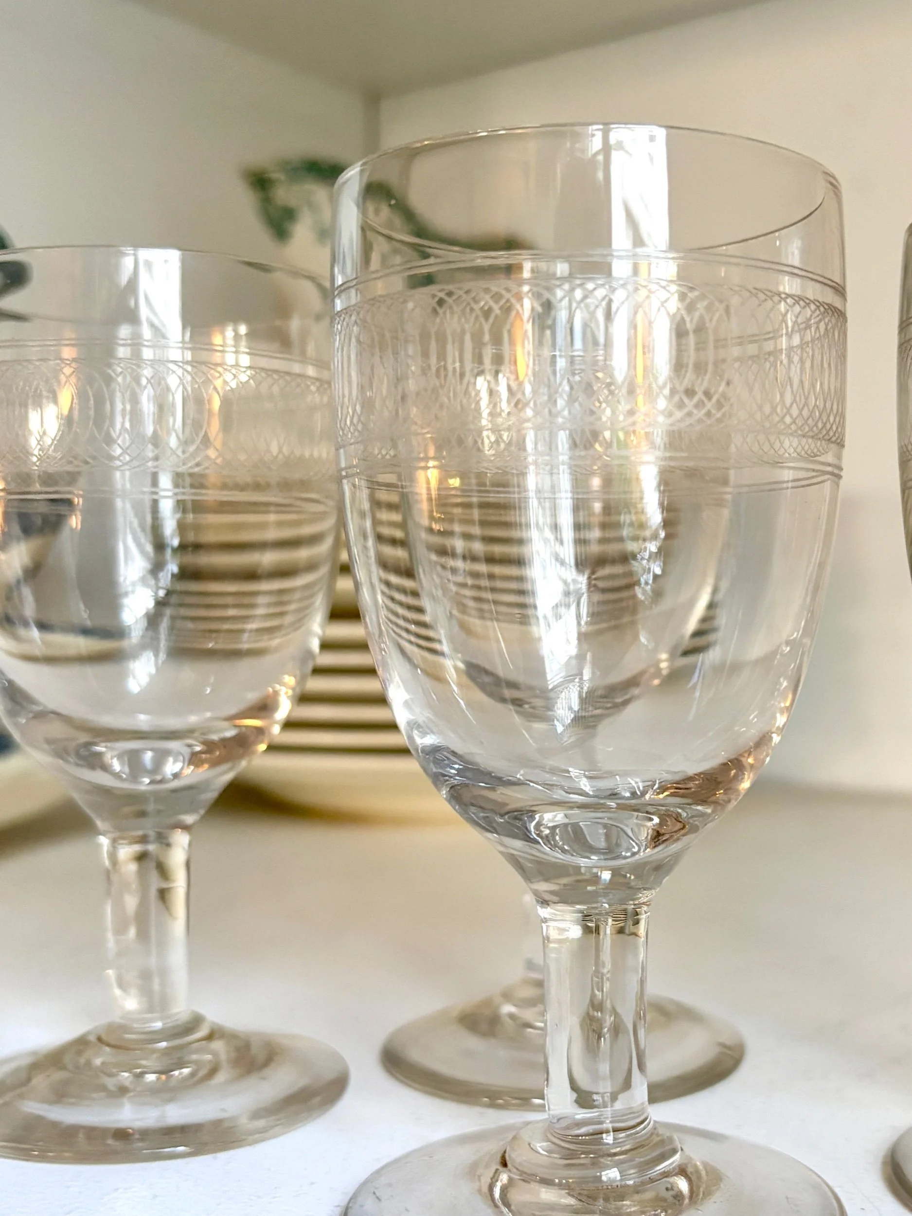 4-verres-pied-cristal-guilloche-vaisselle-vintage-axs-design-paris-france