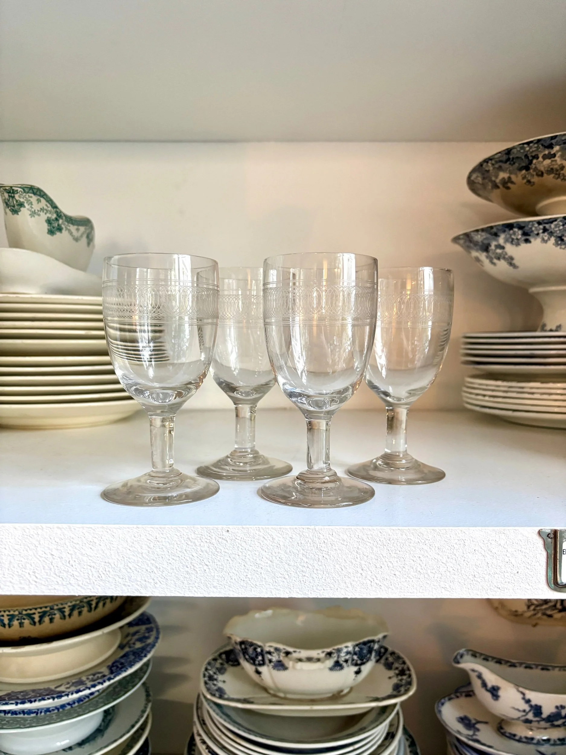 4-verres-pied-cristal-guilloche-vaisselle-vintage-axs-design-paris-france