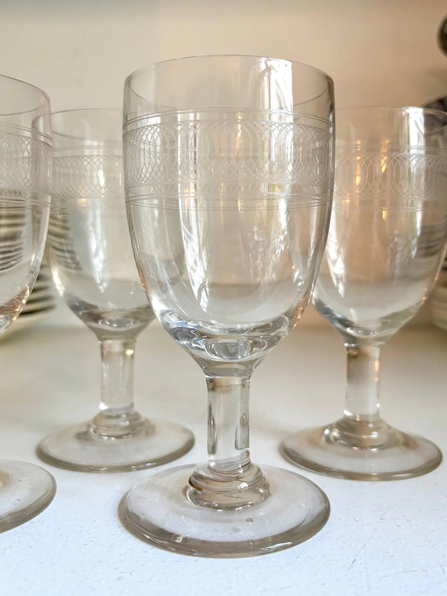 4-verres-pied-cristal-guilloche-vaisselle-vintage-axs-design-paris-france