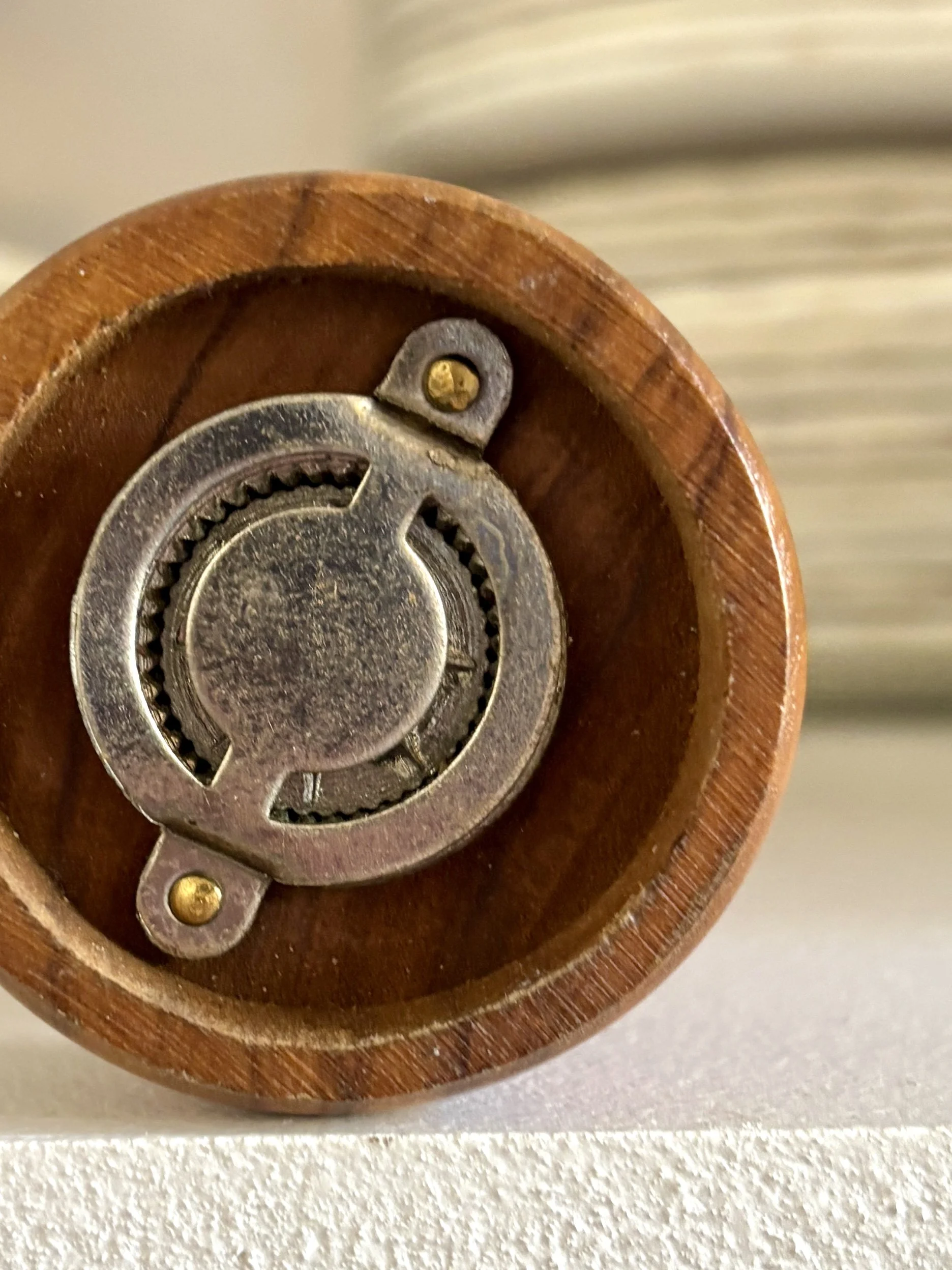 moulin-poivre-bois-tourne-5-accessoire-cuisine-vaisselle-vintage-axs-design-paris-france