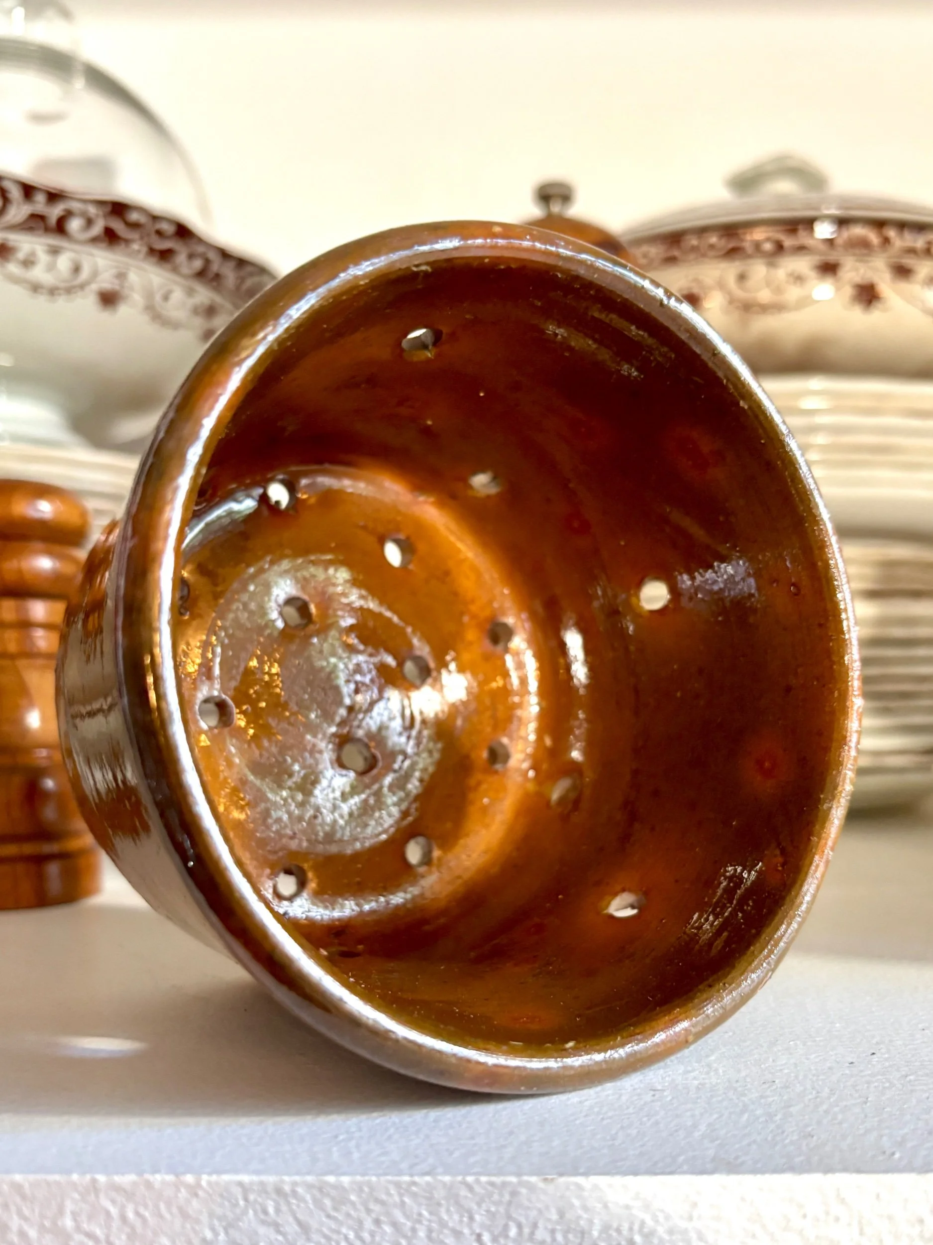 grand-pot-faisselle-terre-vernissee-marron-vert-vaisselle-vintage-axs-design-paris-france