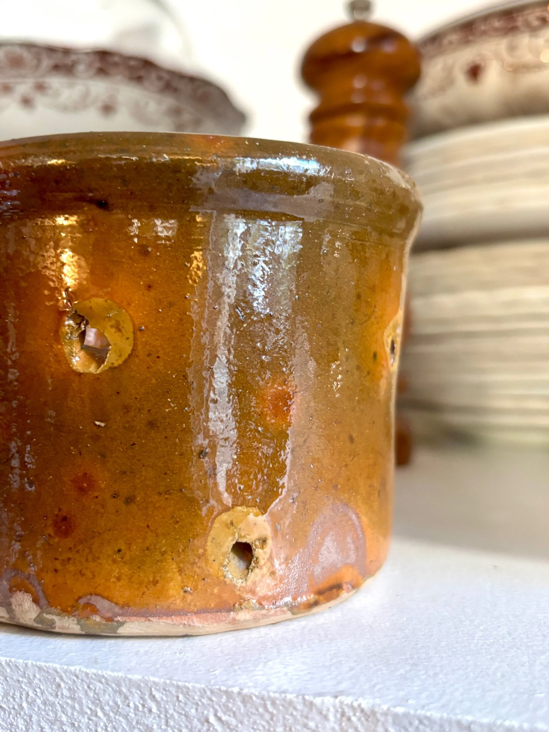 grand-pot-faisselle-terre-vernissee-marron-vert-vaisselle-vintage-axs-design-paris-france