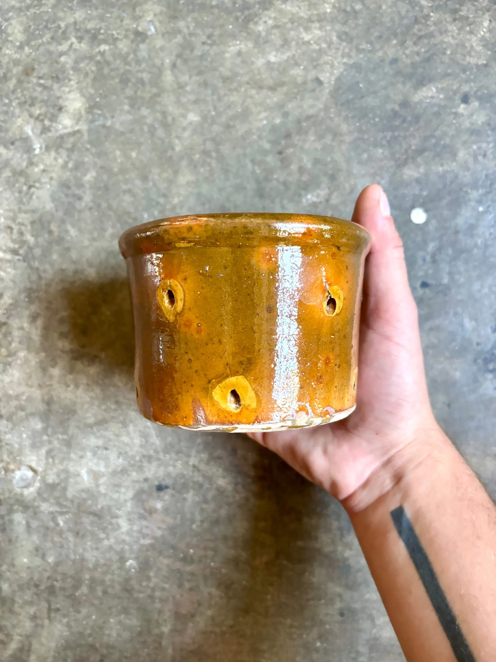 grand-pot-faisselle-terre-vernissee-marron-vert-vaisselle-vintage-axs-design-paris-france