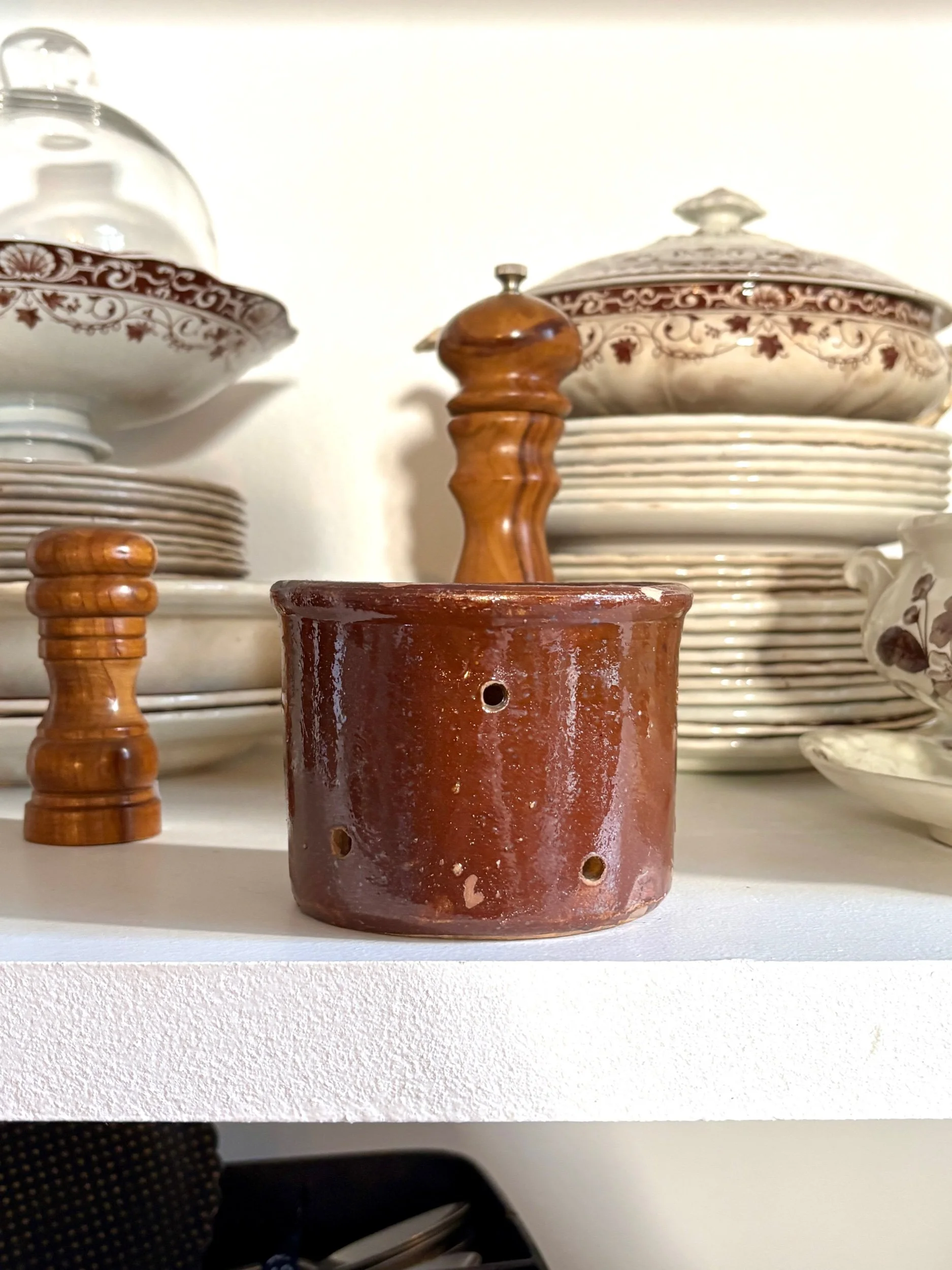 grand-pot-faisselle-terre-vernissee-marron-vaisselle-vintage-axs-design-paris-france