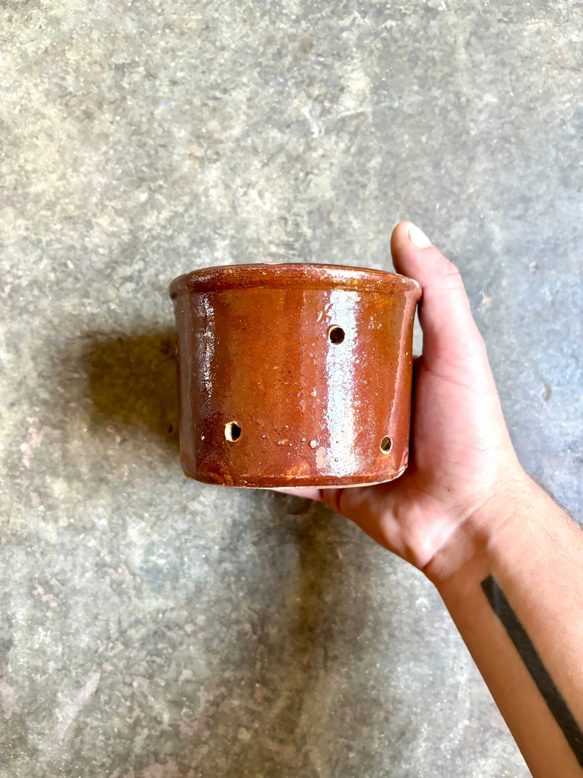 grand-pot-faisselle-terre-vernissee-marron-vaisselle-vintage-axs-design-paris-france