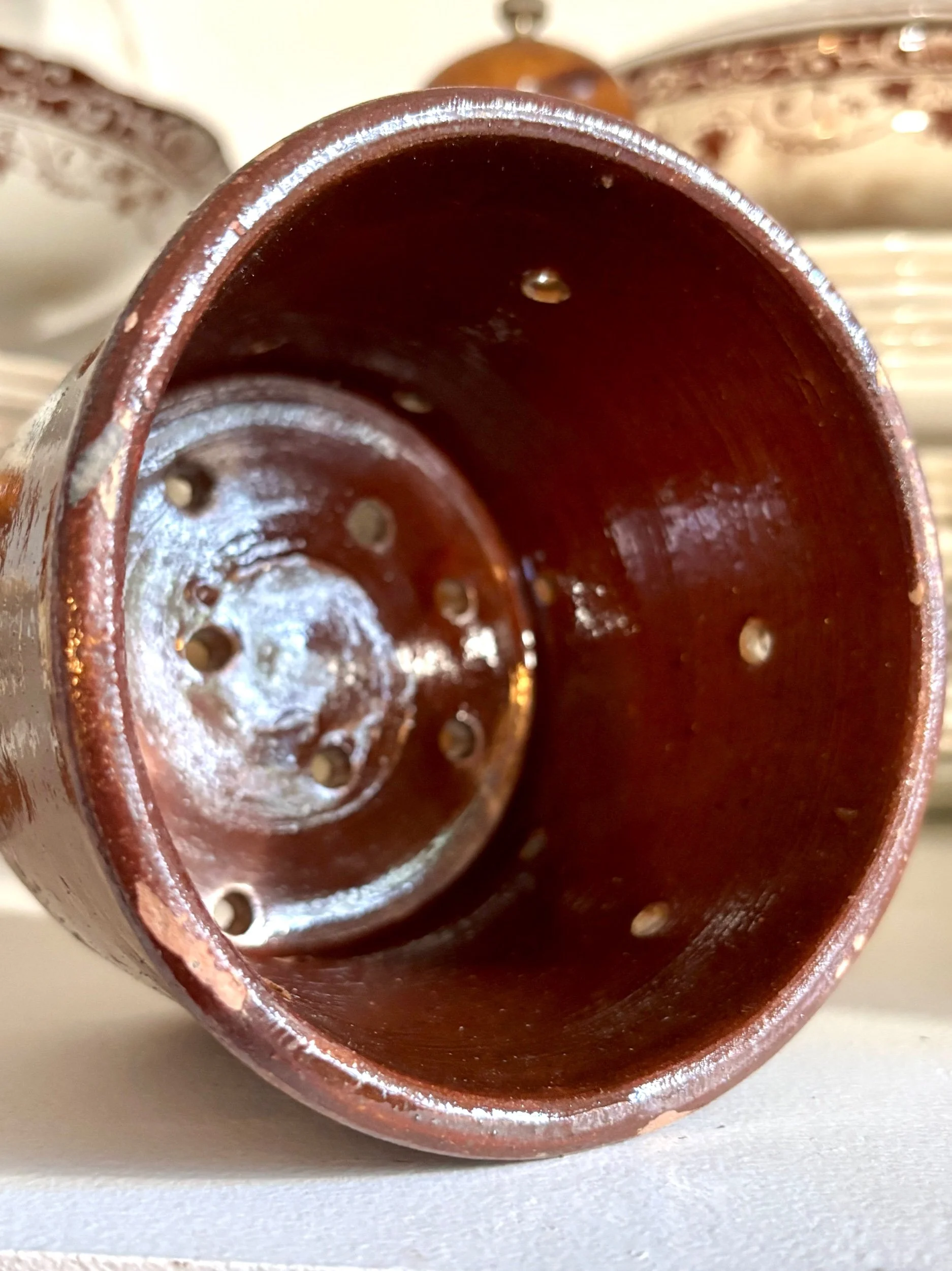 grand-pot-faisselle-terre-vernissee-marron-vaisselle-vintage-axs-design-paris-france