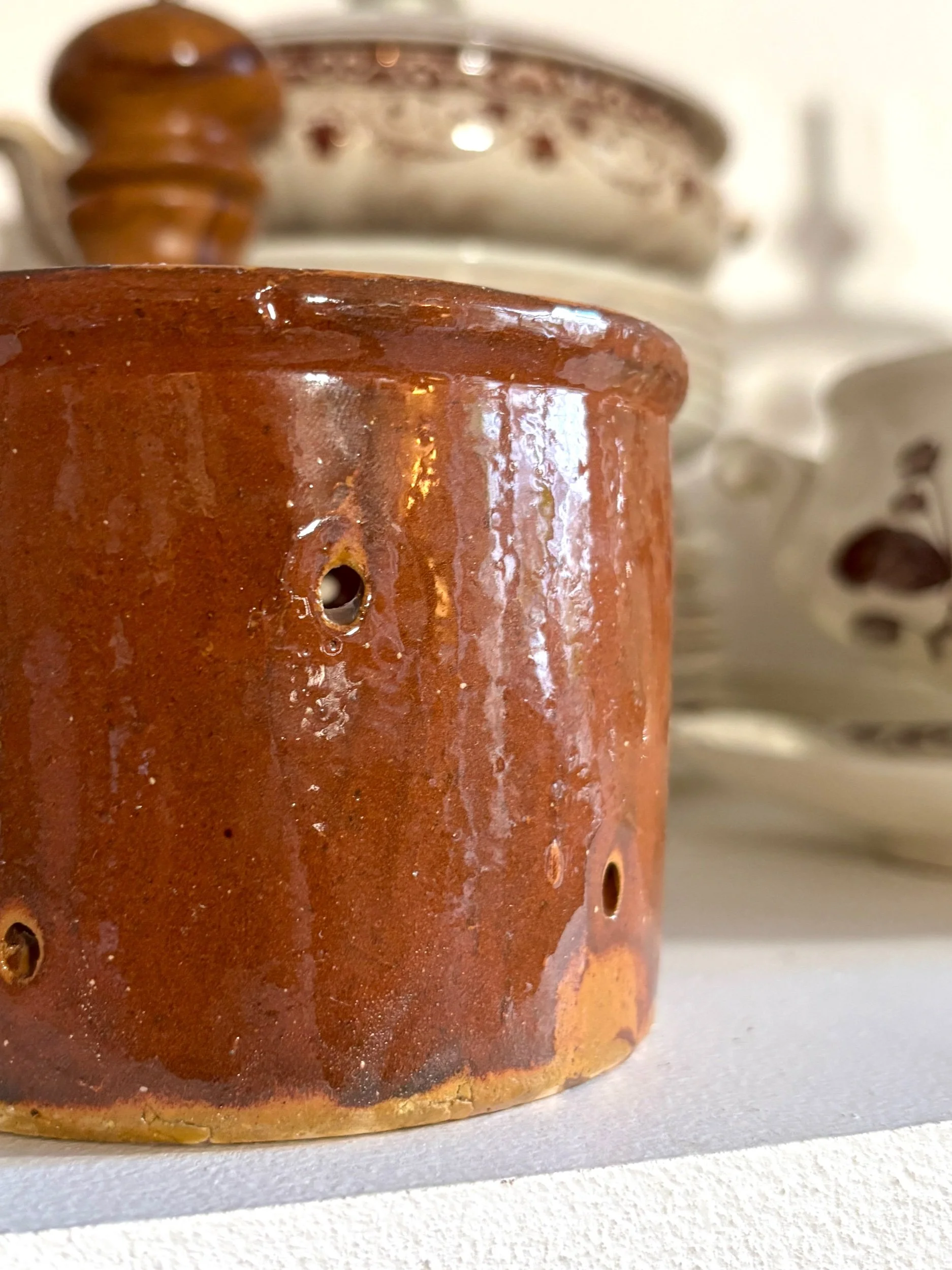 grand-pot-faisselle-terre-vernissee-marron-terre-cuite-vaisselle-vintage-axs-design-paris-france