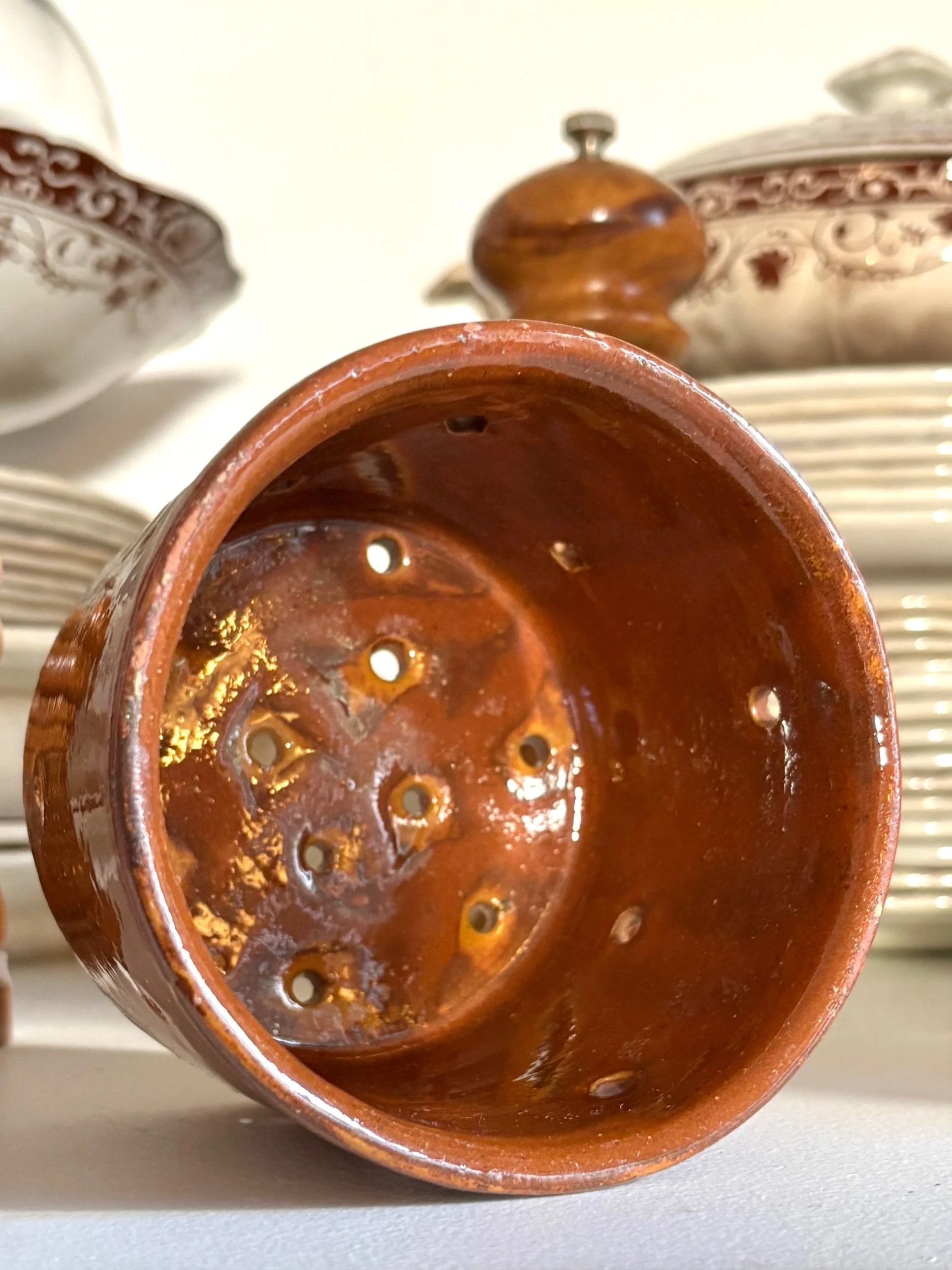 grand-pot-faisselle-terre-vernissee-marron-terre-cuite-vaisselle-vintage-axs-design-paris-france