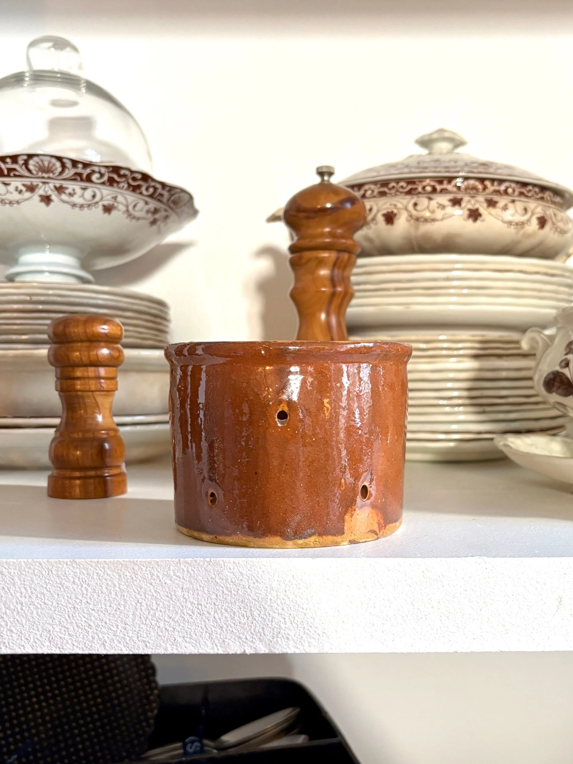 grand-pot-faisselle-terre-vernissee-marron-terre-cuite-vaisselle-vintage-axs-design-paris-france