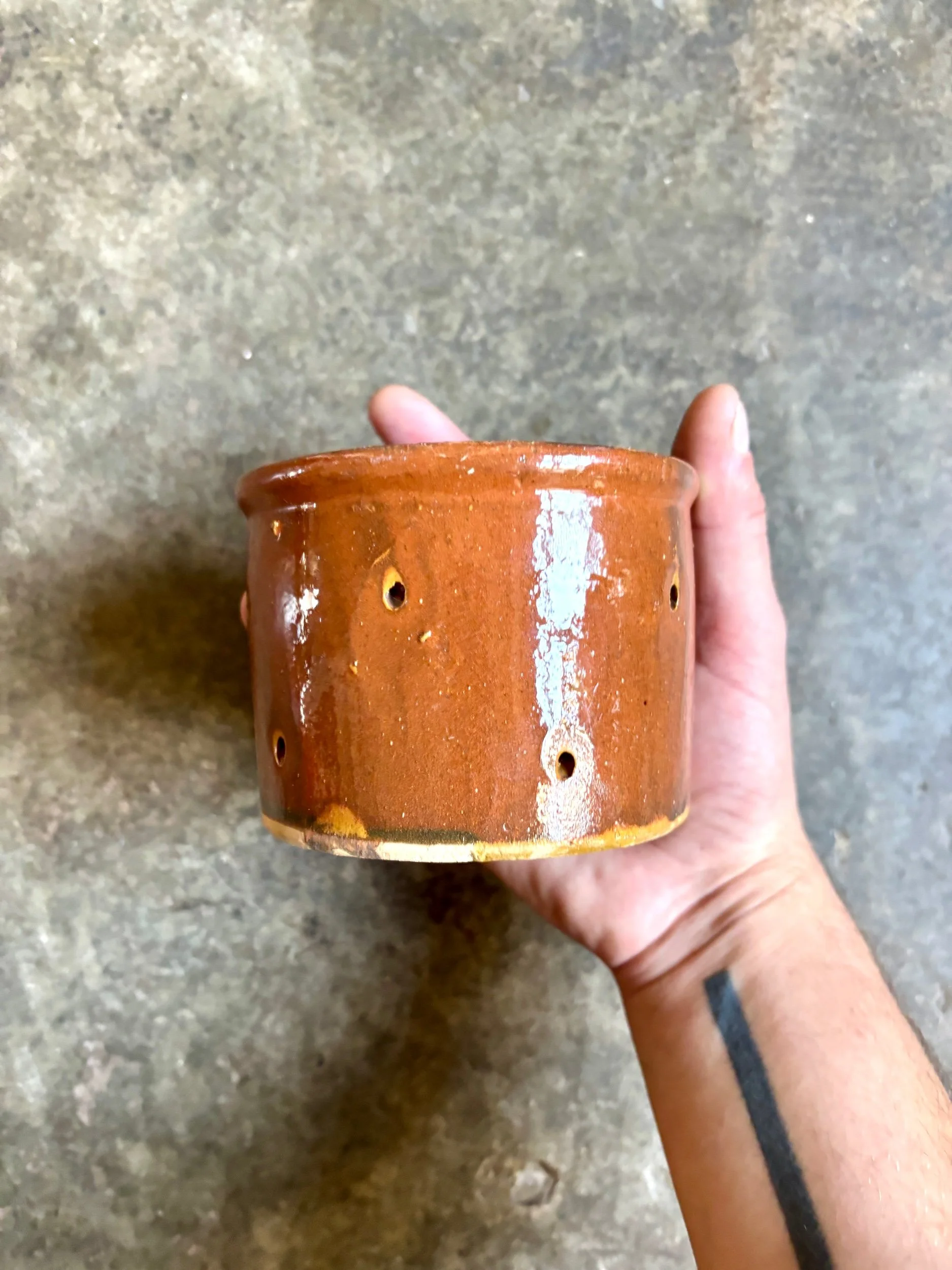 grand-pot-faisselle-terre-vernissee-marron-terre-cuite-vaisselle-vintage-axs-design-paris-france
