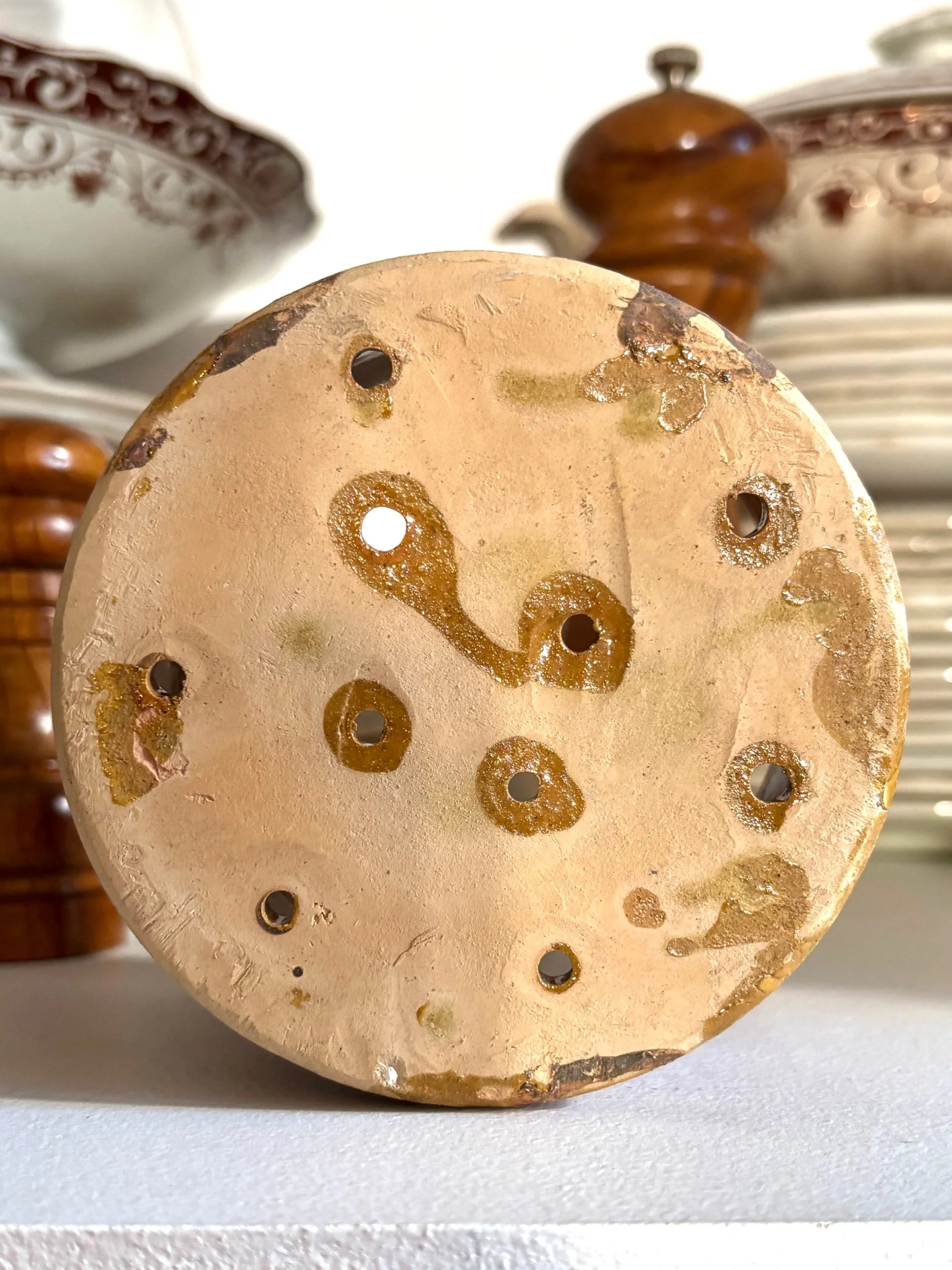 grand-pot-faisselle-terre-vernissee-marron-terre-cuite-vaisselle-vintage-axs-design-paris-france